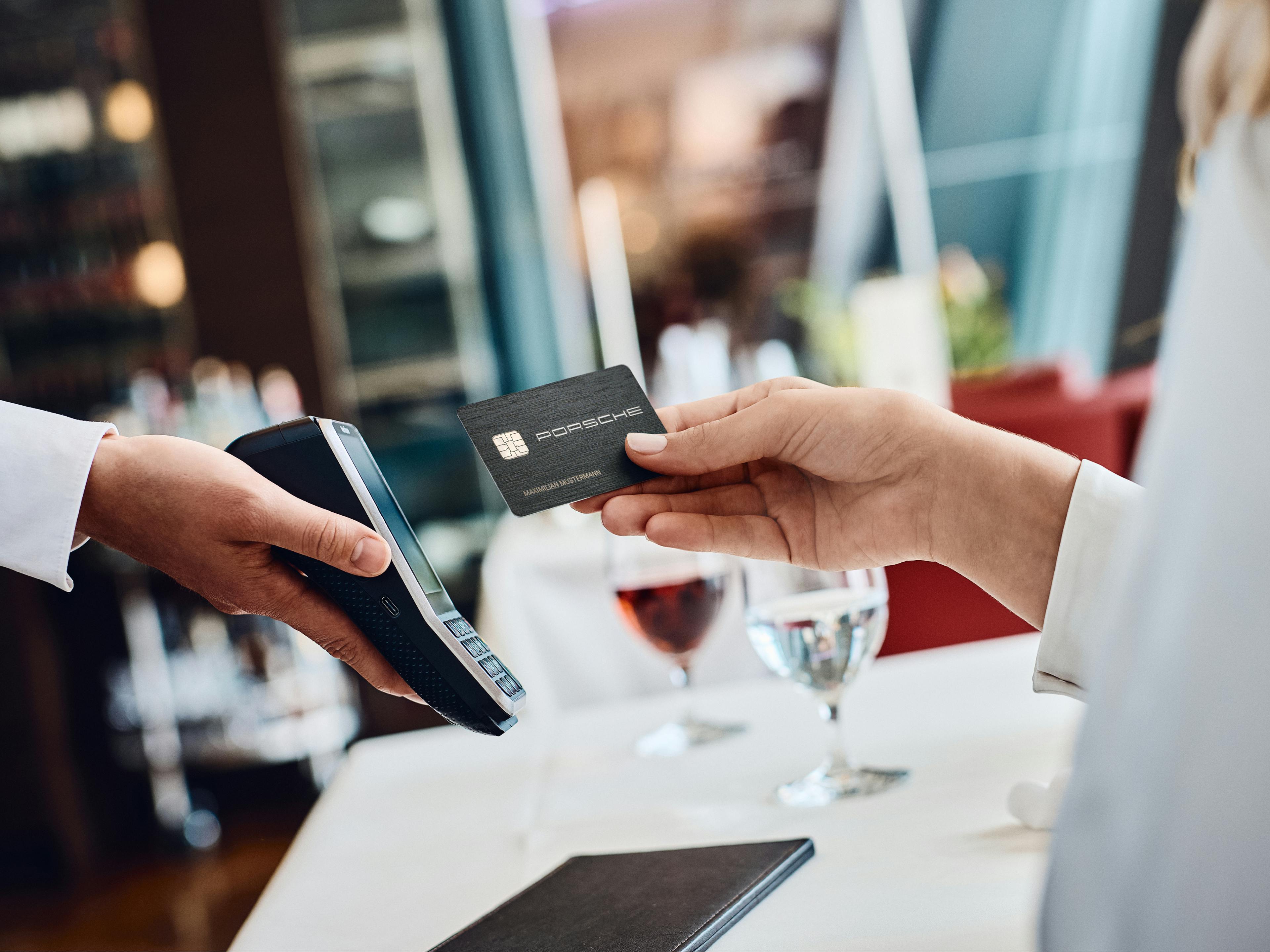 Die Porsche Card Business wird in einem Restaurant zum Bezahlen genutzt.