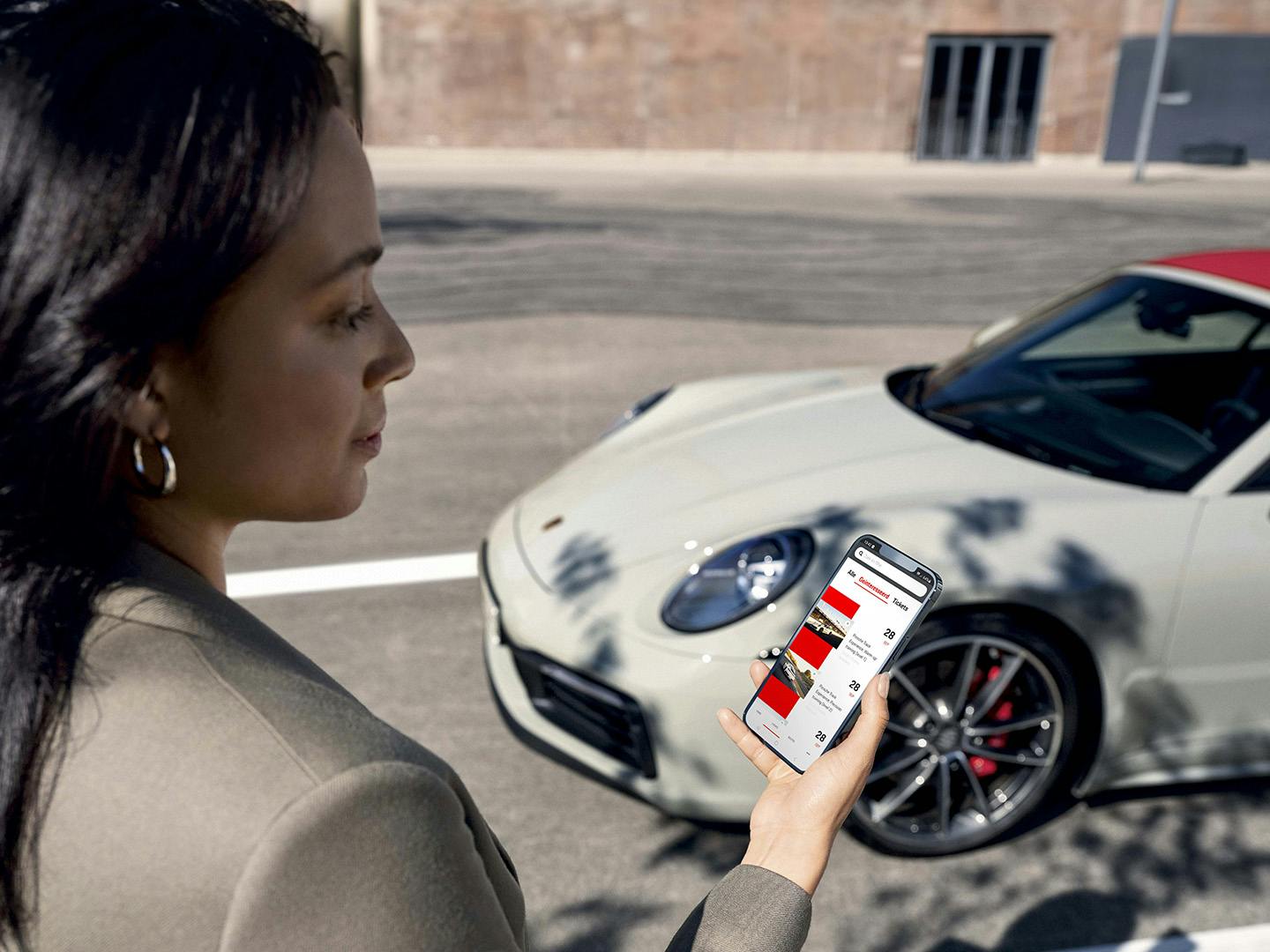 De Porsche24 app op je telefoon met nieuws, evenementen en routes.
