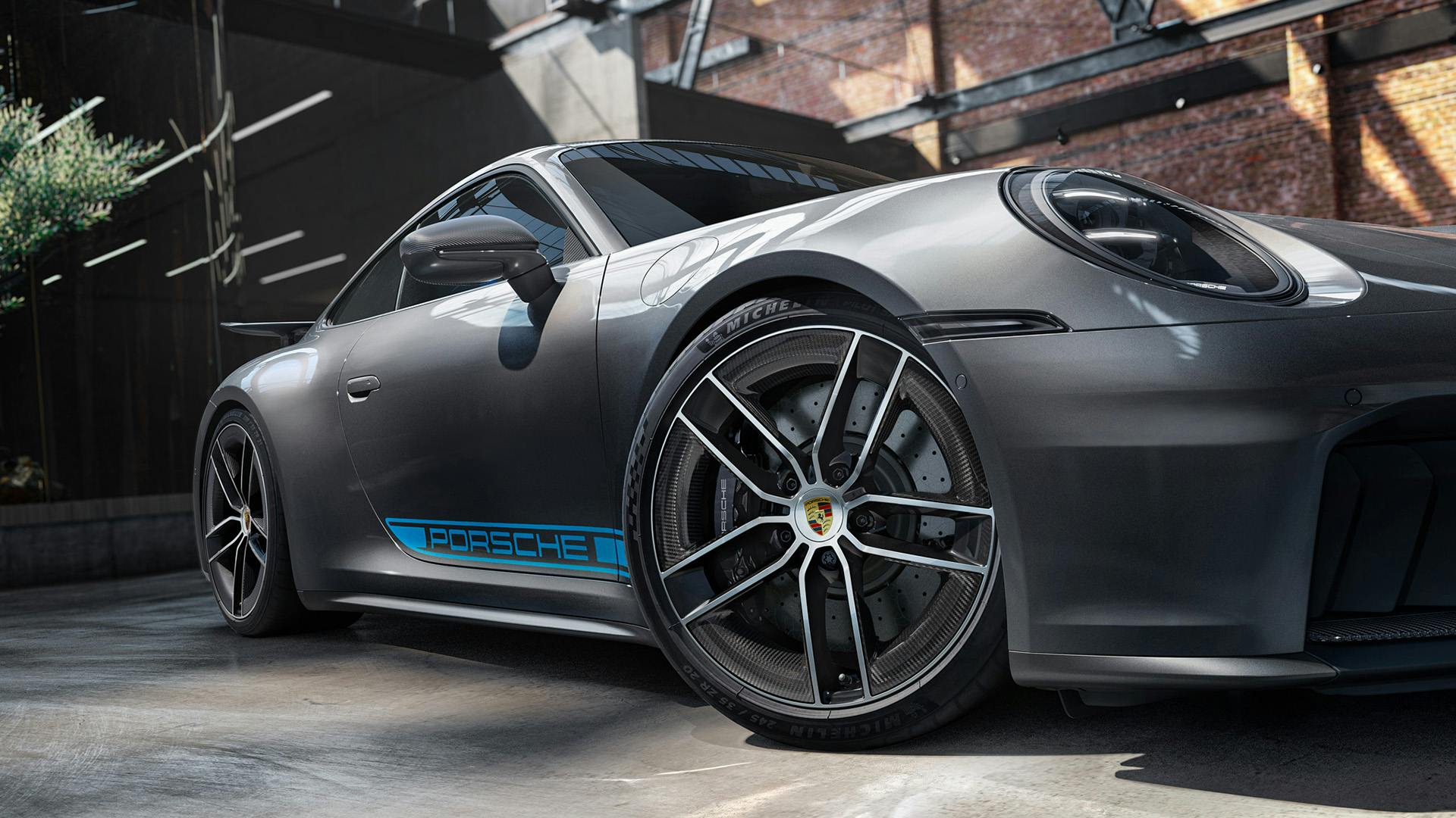 Primer plano de un 911 Carrera GTS plateado con llantas de diseño exclusivo con palas de carbono.