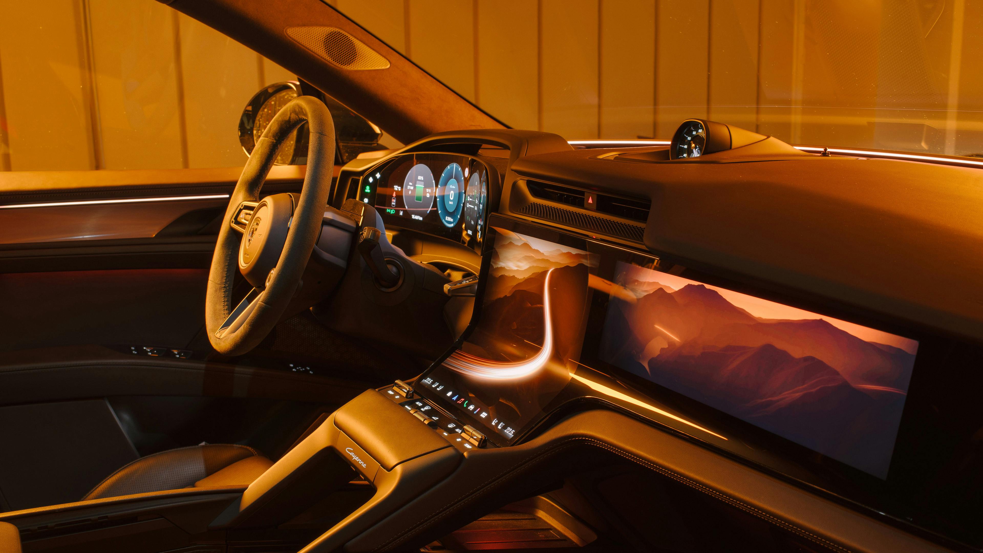 Das Interior des Porsche Cayenne ist in einer futuristischen Farbwelt zu sehen.