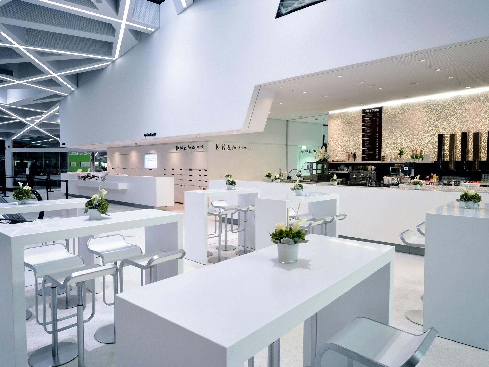 Das Foyer im Porsche Museum als Eventraum mit modernen Tischen und Stühlen versehen