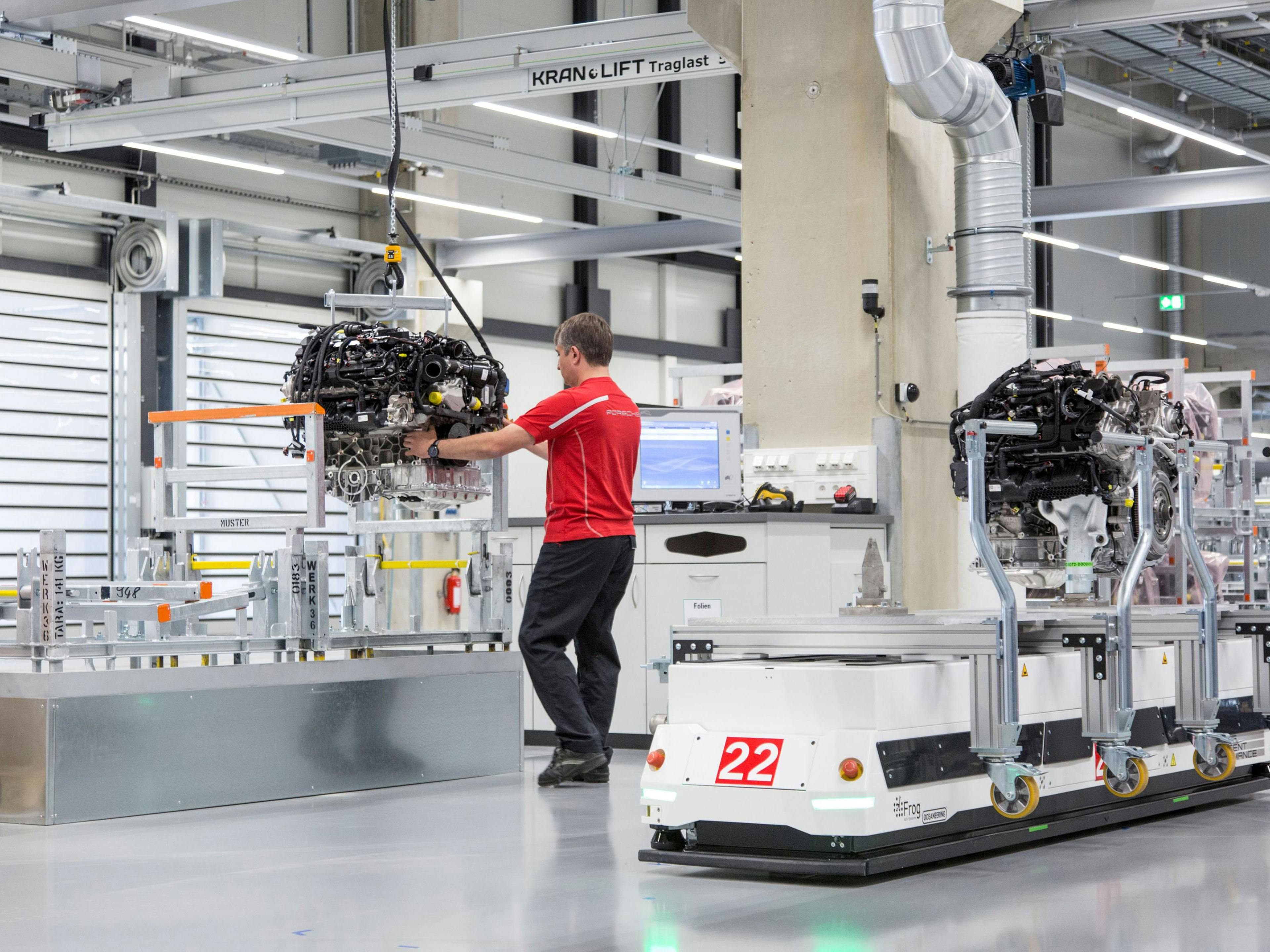 Ein Porsche Mitarbeiter an seinem Arbeitsplatz in einem Porsche Werk.