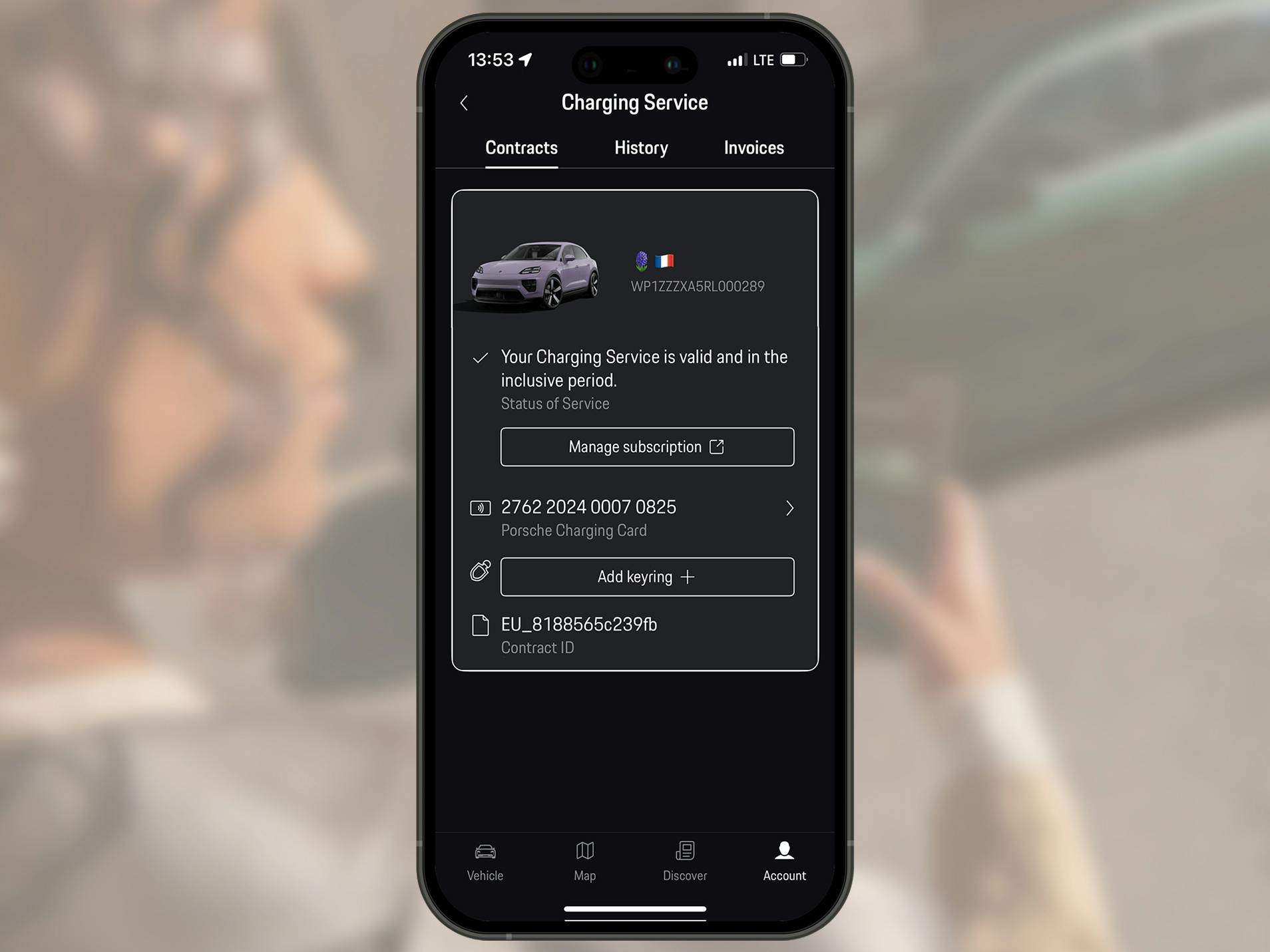 Ekran smartfona przedstawiający zarządzanie usługą Porsche Charging Service za pomocą aplikacji My Porsche.