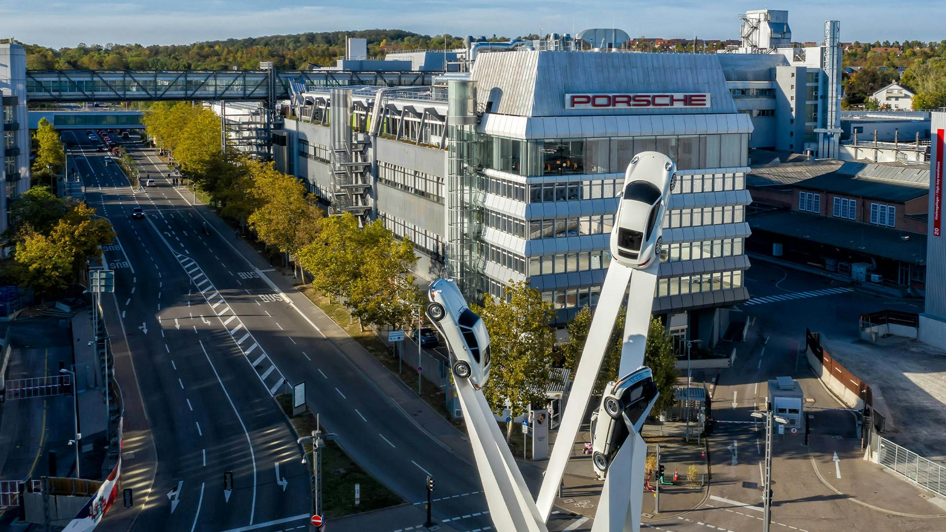 Ein Luftbild in Zuffenhausen von dem ikonischen Porscheplatz und dem Stammwerk Zuffenhausen.