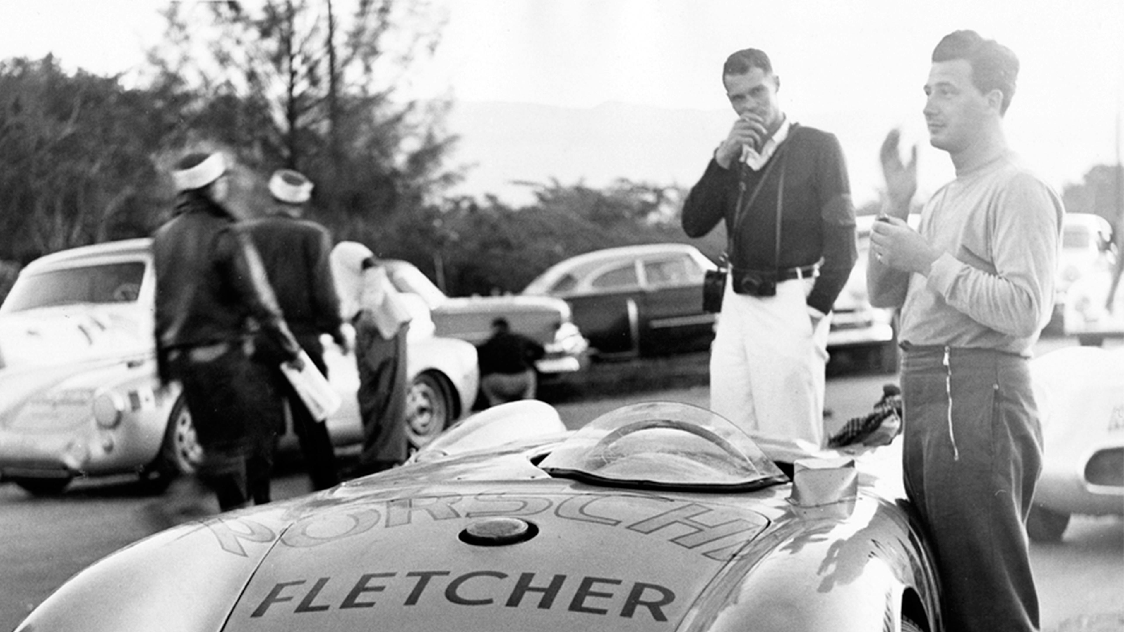 Hans Herrmann en su Porsche 550 Spyder junto a fanáticos mexicanos. El Porsche 550 Spyder, ícono de La Carrera de 1954. Hans Herrmann junto al 550 Spyder antes de comenzar La Carrera de 1954.