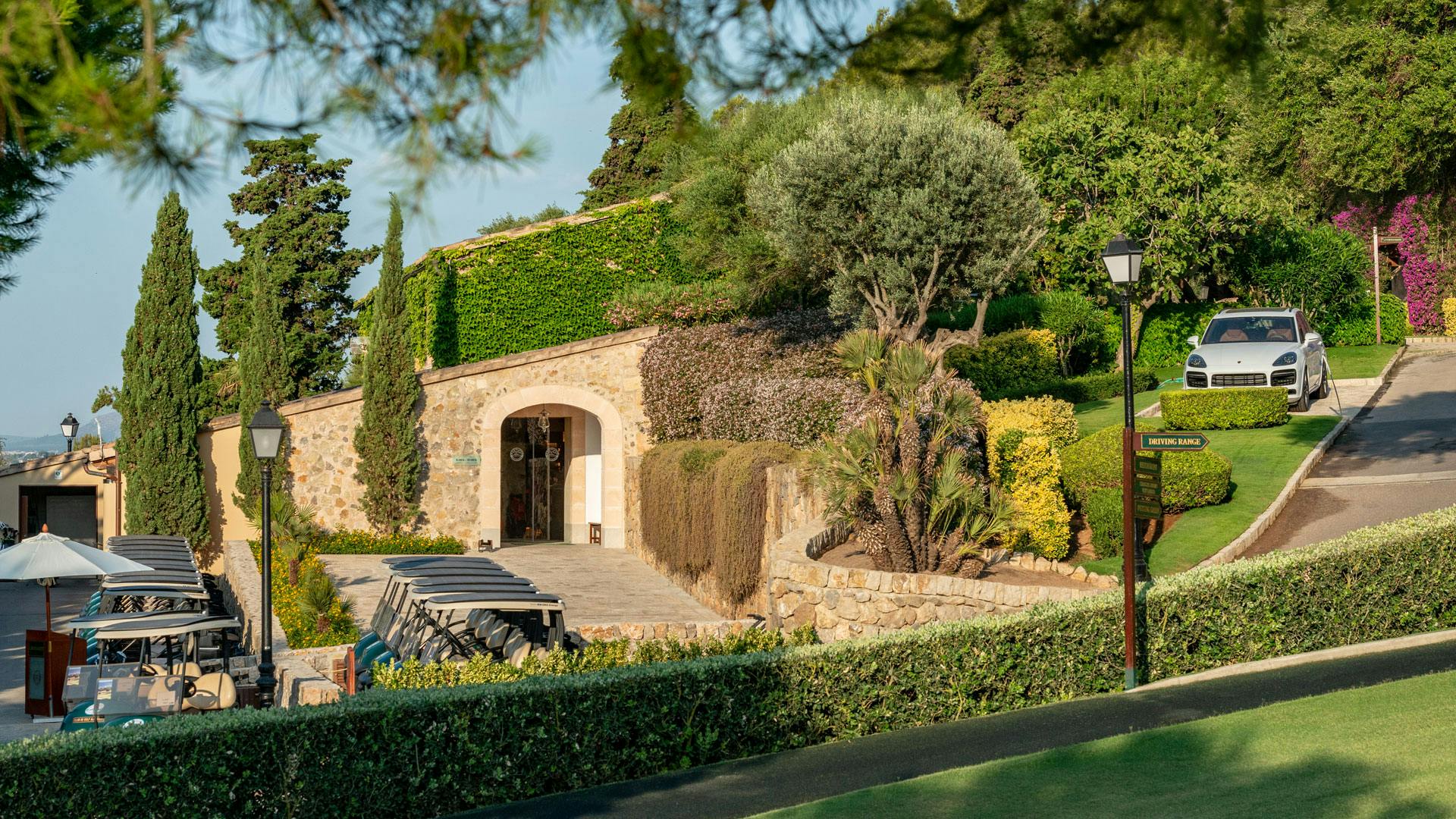 Der Eingangsbereich des Club de Golf Alcanda