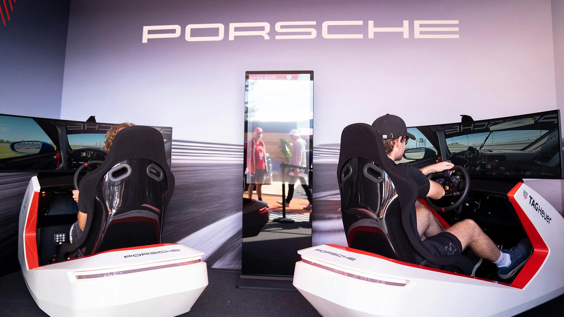 Aktivierung mit Porsche Simulatoren im Public Village