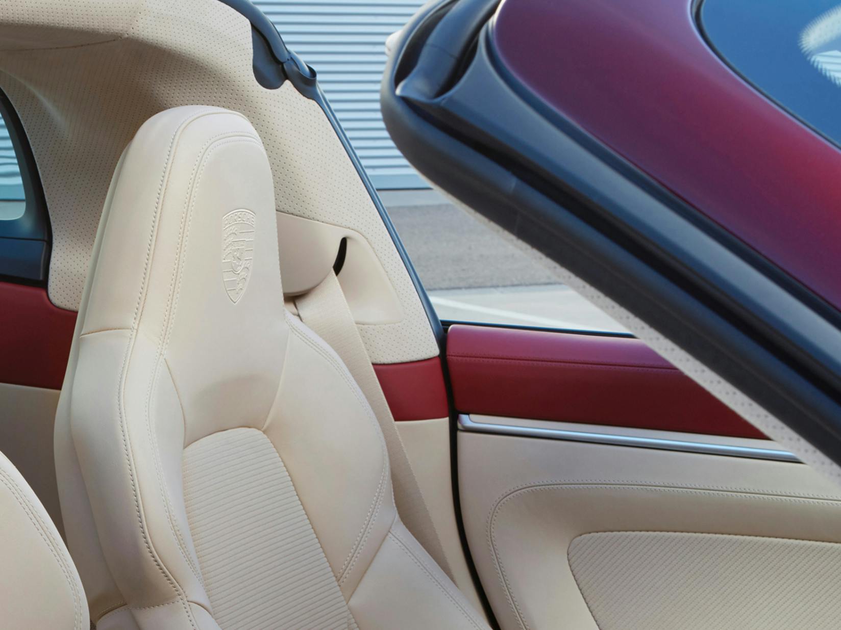 View of the seats of the Porsche 911 Targa 4S Heritage Design Edition.
