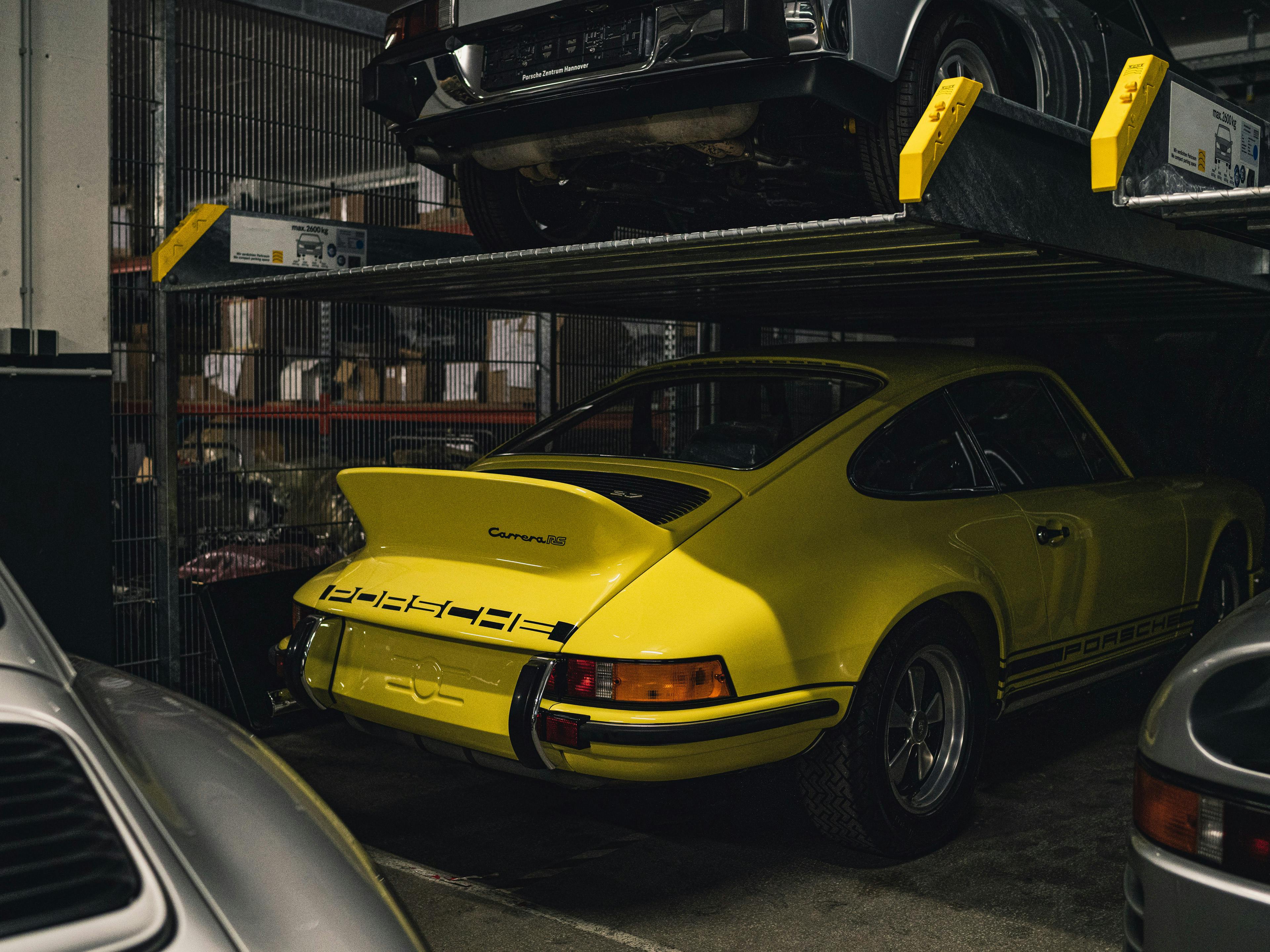 Speedgelber Porsche von hinten.
