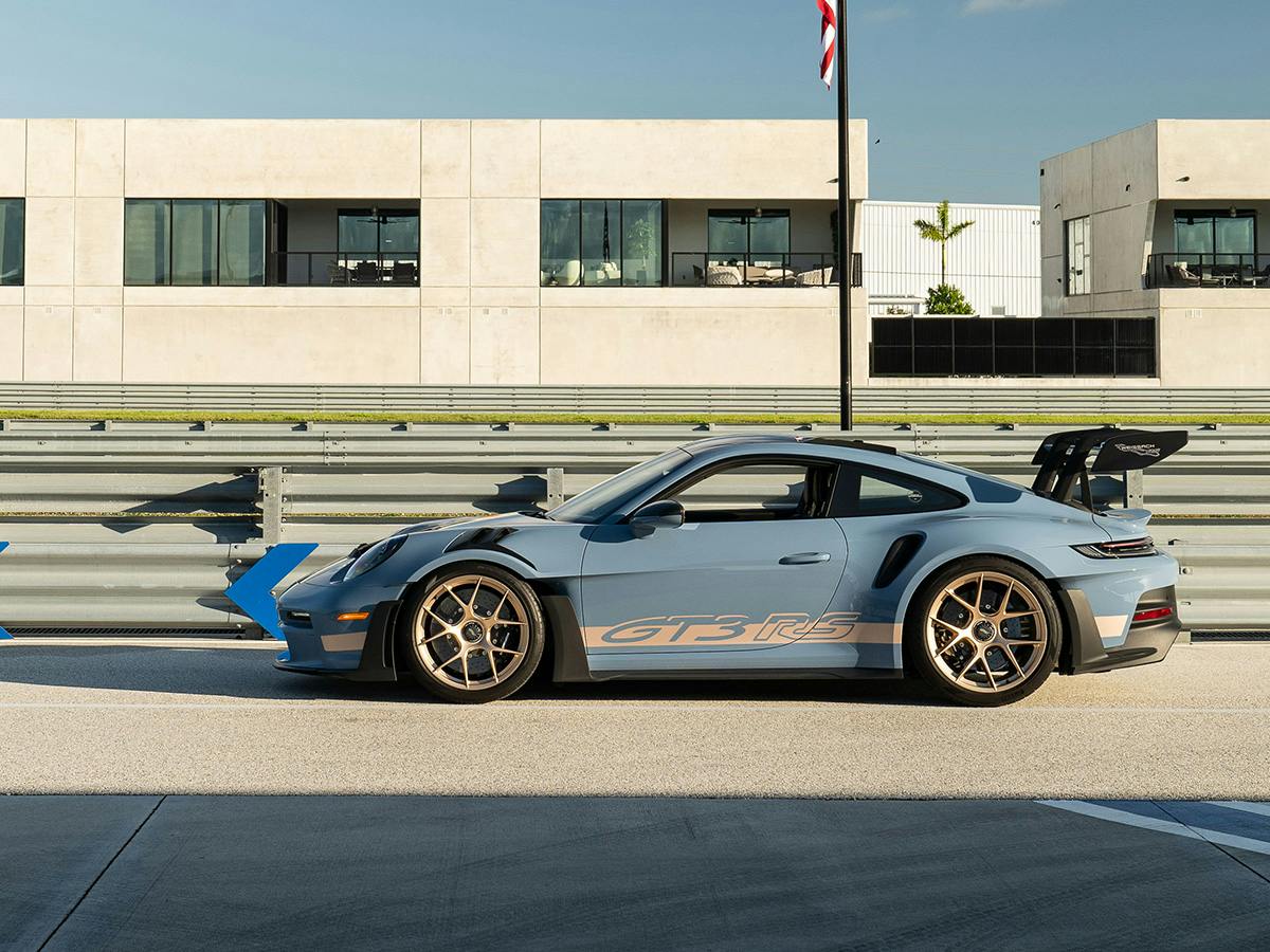 View on the front of a 911 GT3 RS in Aetnablue with accents and wheel rims in Neodyme.