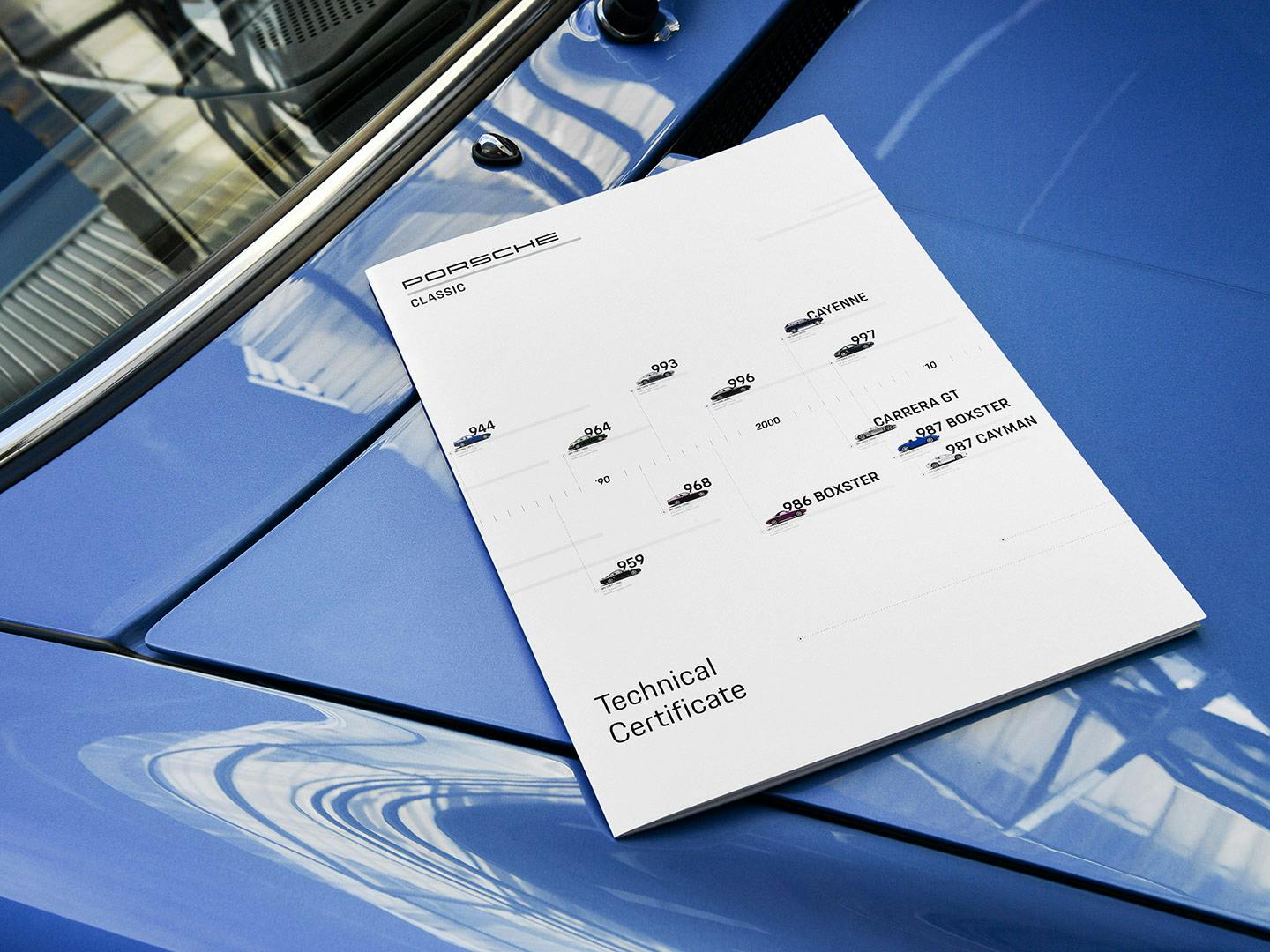 Technisch certificaat op de motorkap van een klassieke auto.