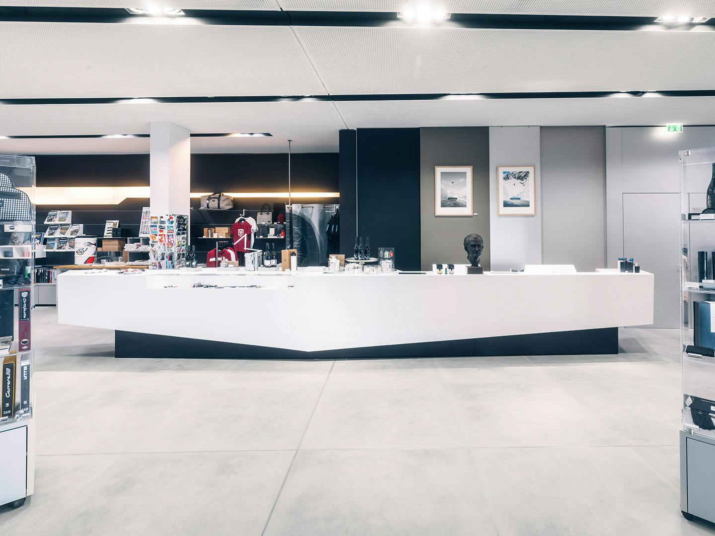 Die Kassentheke des Porsche Museumshops in einer Frontansicht.