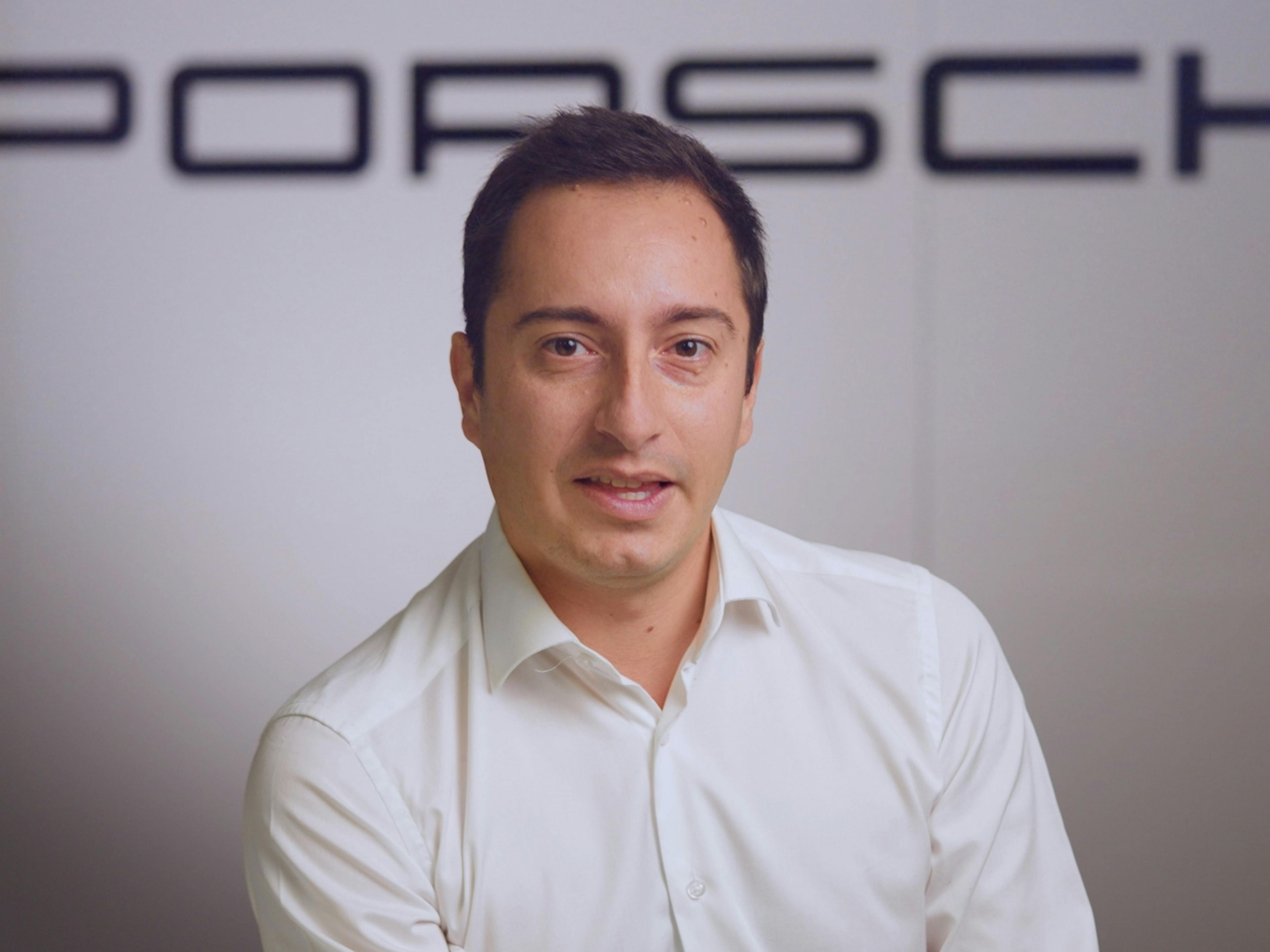 Christophe, collaborateur de Porsche France, regarde la caméra lors d'une interview.