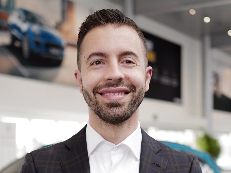 Portrait de Elliot Martins, Directeur des ventes de véhicules d'occasion