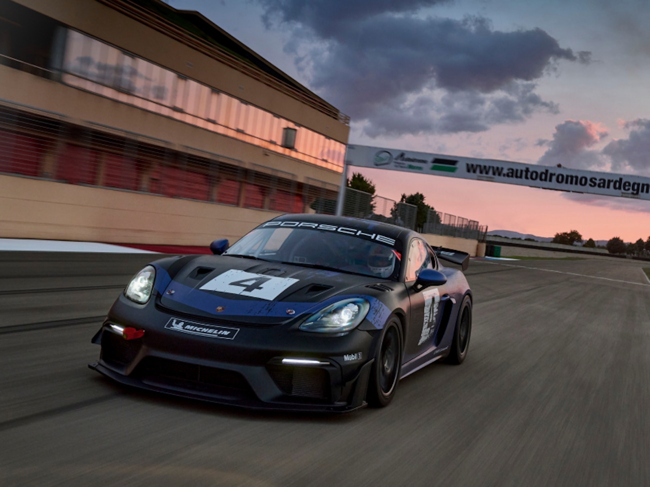 Porsche 718 Cayman GT4 RS | ポルシェジャパン