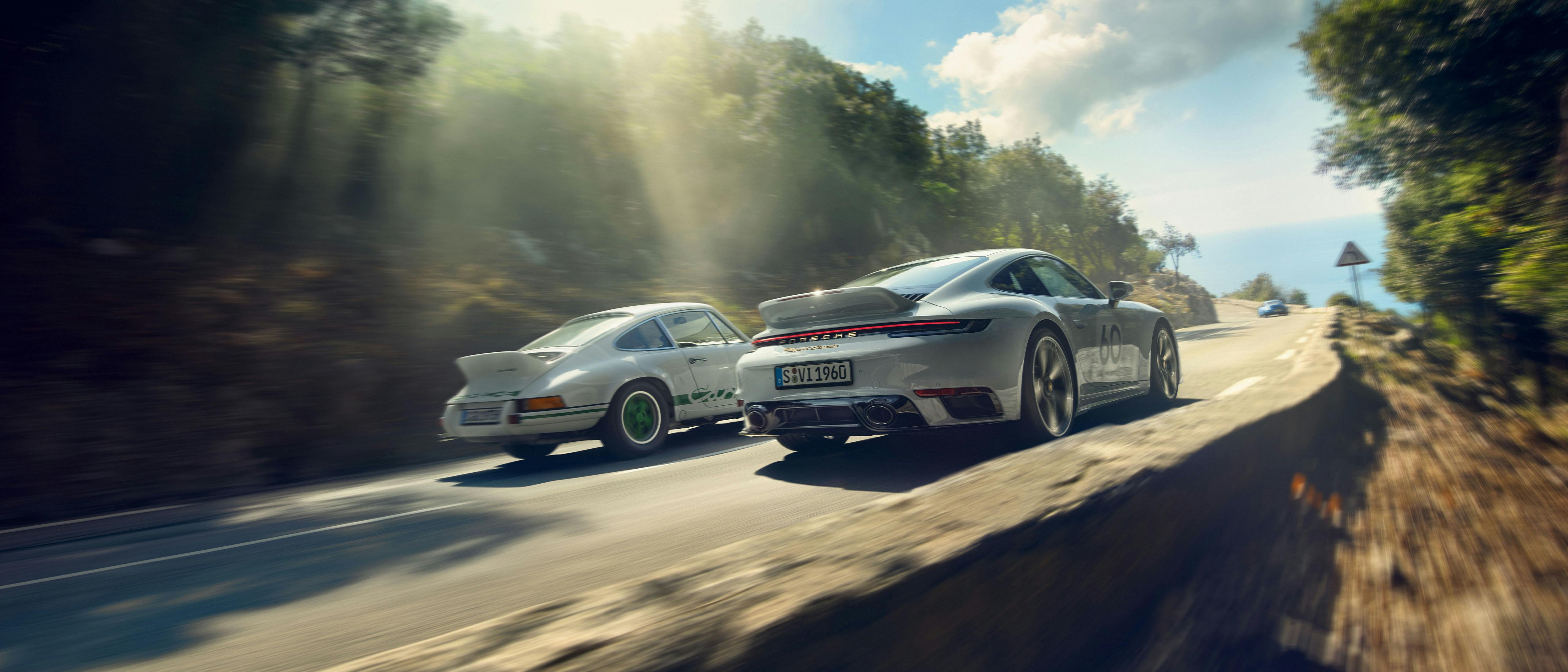 Porsche 911 Sport Classic samen met een Porsche 911 Carrera RS 2.7 rijden door de bergen.