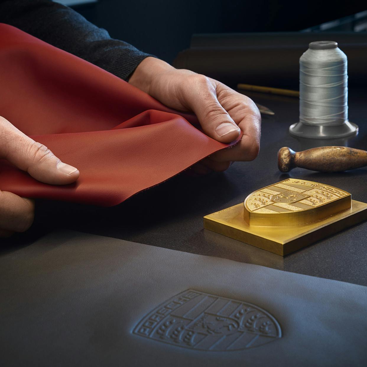Lederverwerking in de Porsche Exclusive Manufaktur.