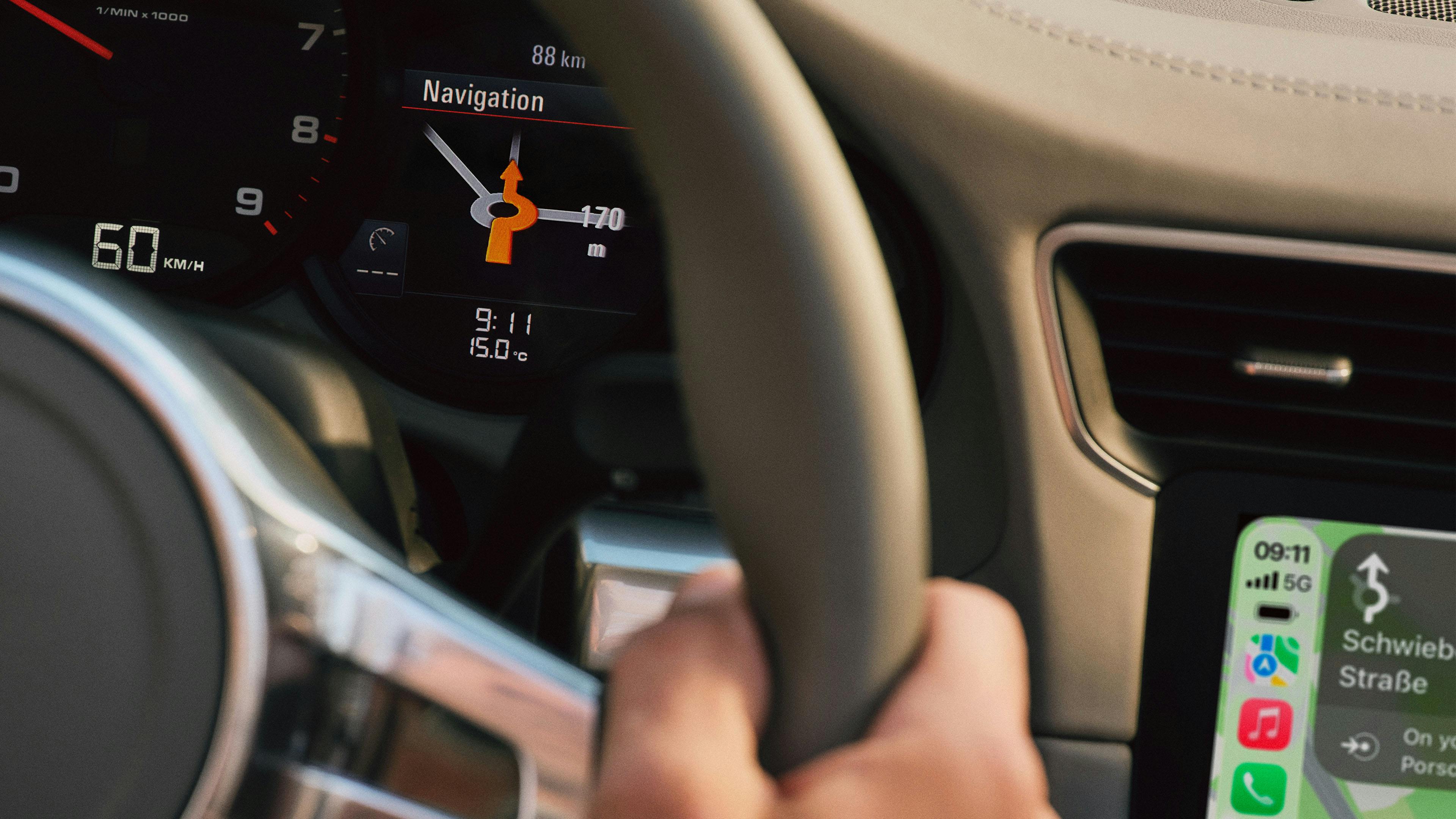Detailansicht von Kombiinstrument und PCCM Plus Display mit Fahrinformationen