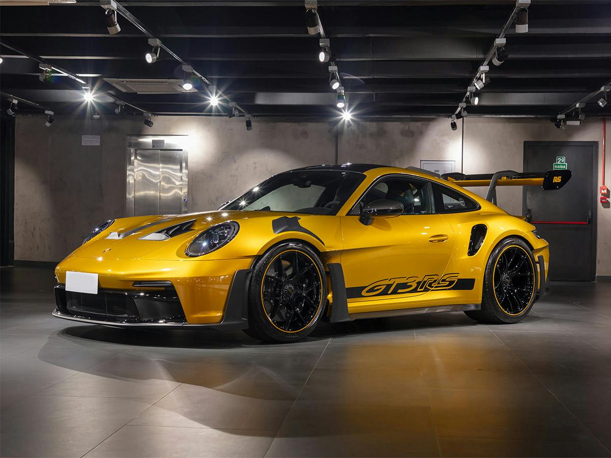 View on the front of a 911 GT3 RS in Aetnablue with accents and wheel rims in Neodyme.