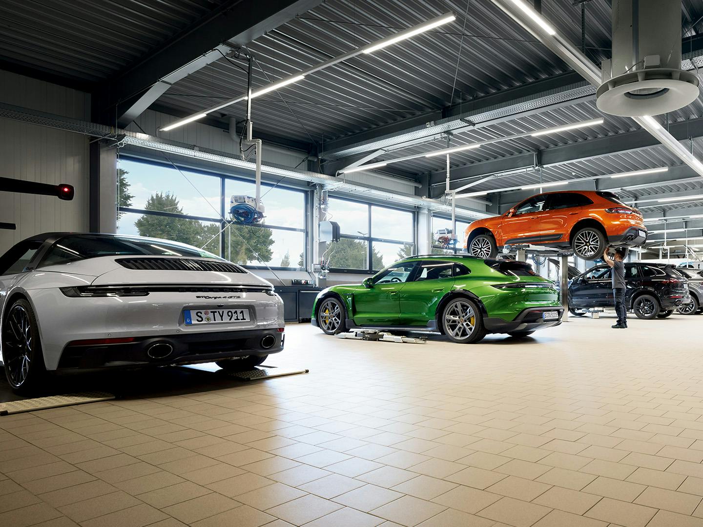 Un atelier Porsche est présenté, avec de nombreux modèles Porsche.