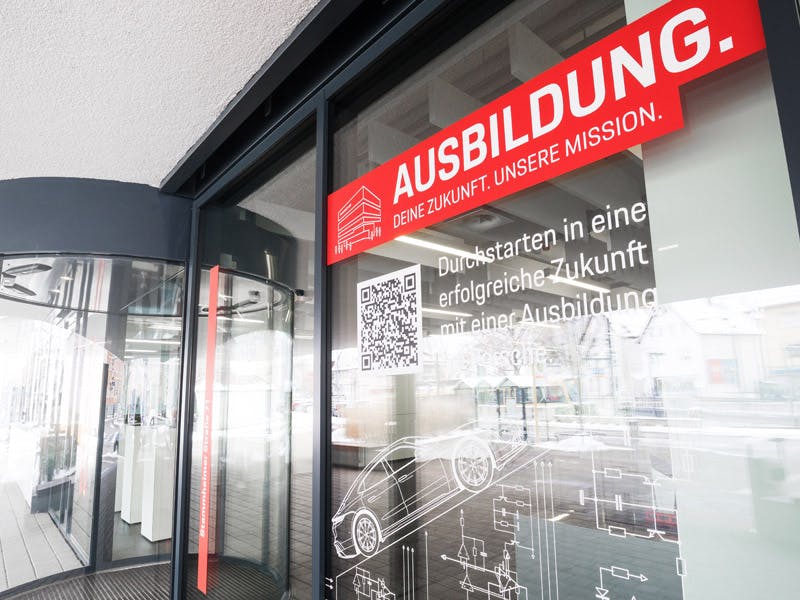 Der moderne Eingangsbereich des Porsche Ausbildungszentrums.