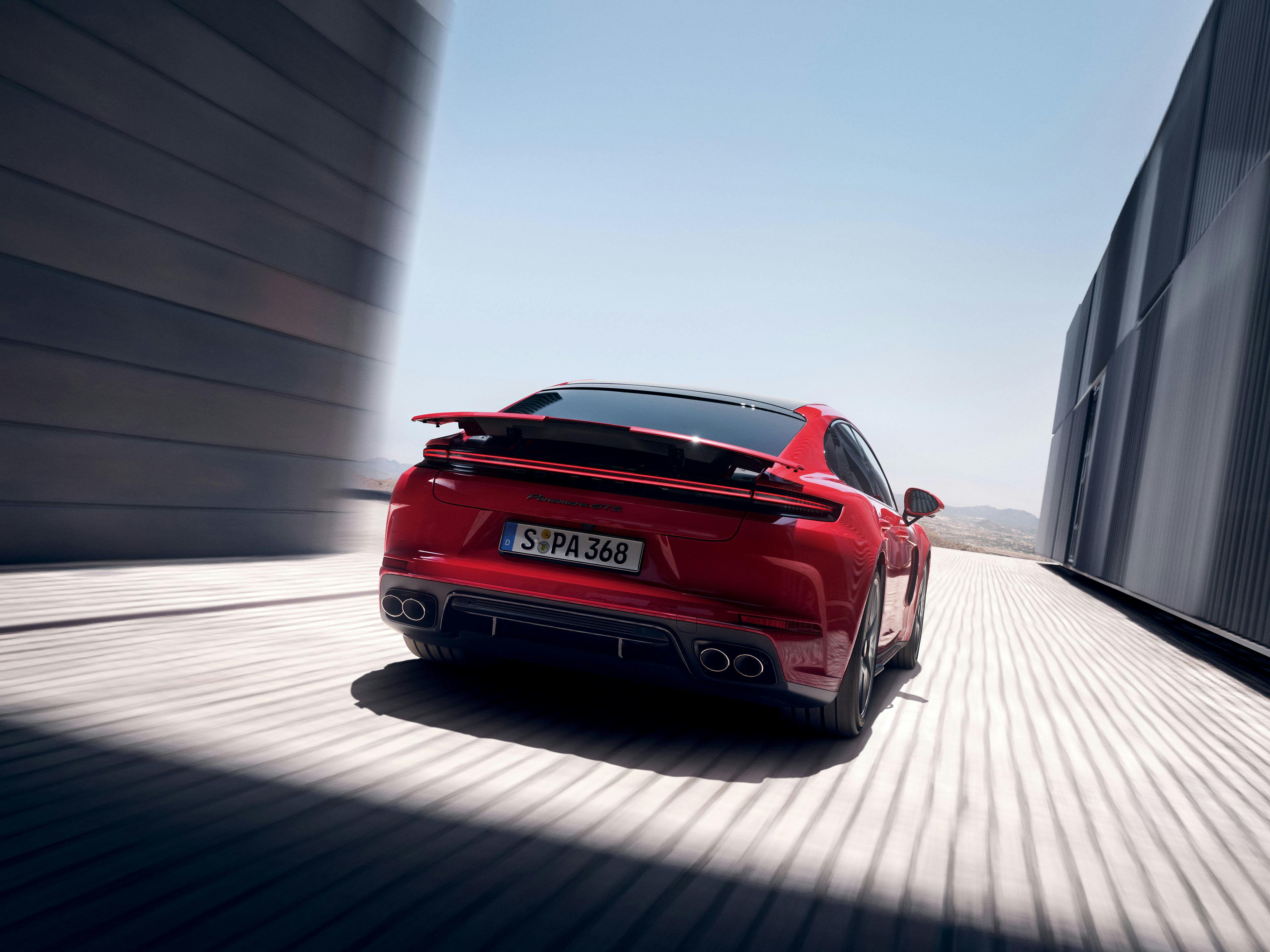 Een Porsche Panamera rijdt weg.