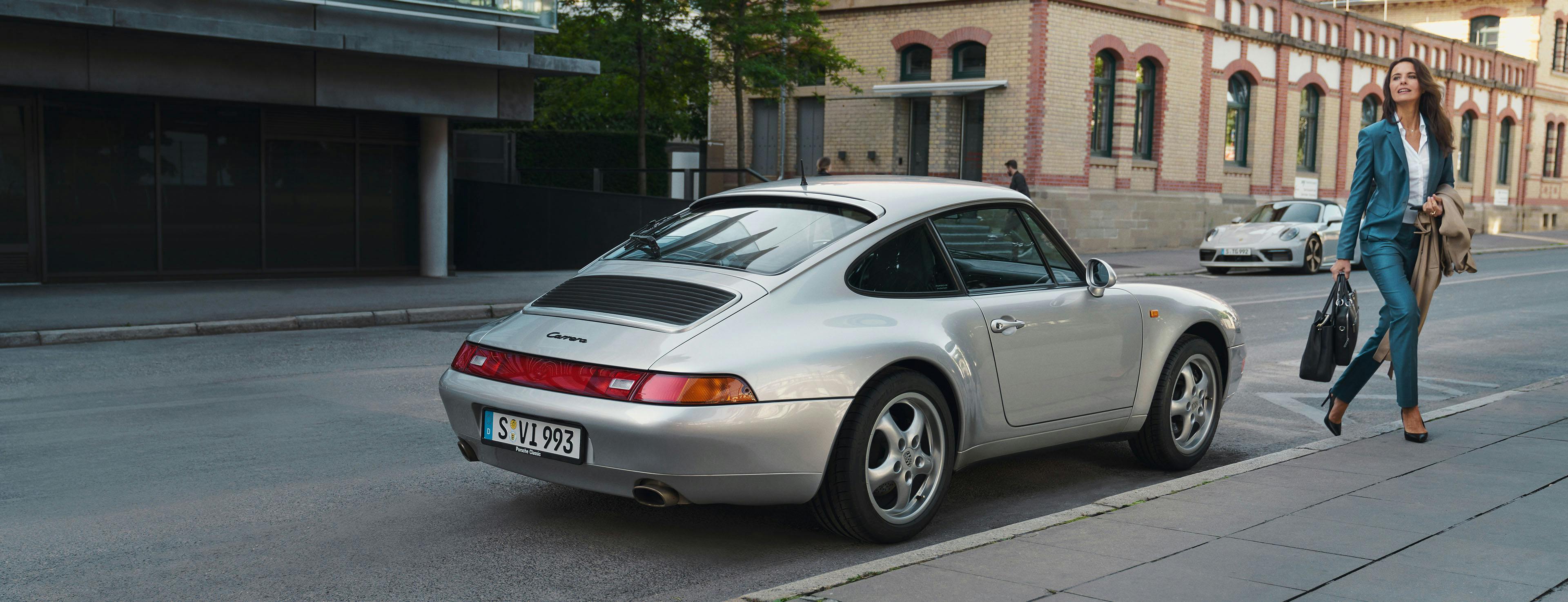 Straßenszene: Porsche 911 (Typ 993).