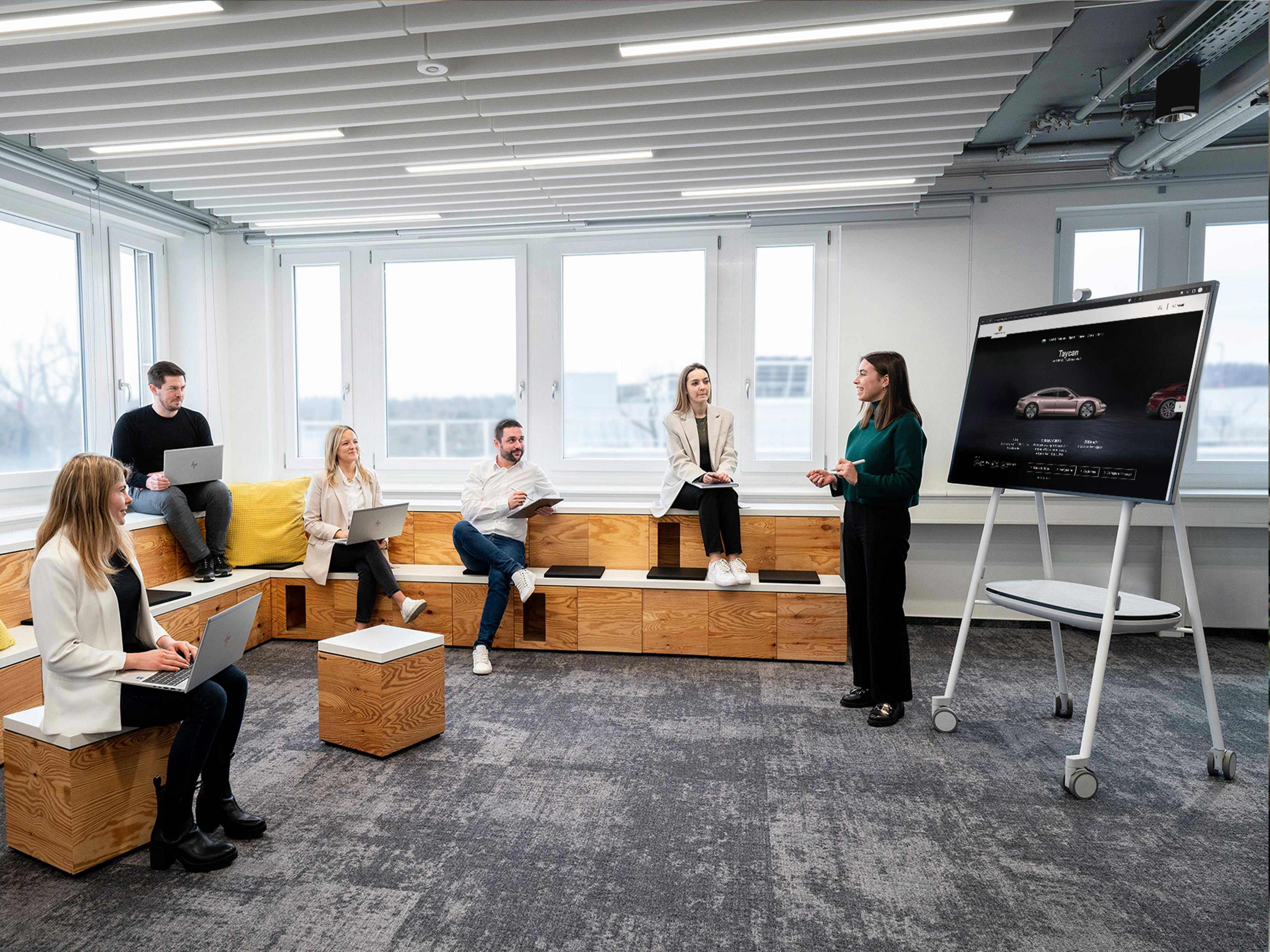 Porsche Mitarbeiter bilden sich im Rahmen eines Trainings fort.
