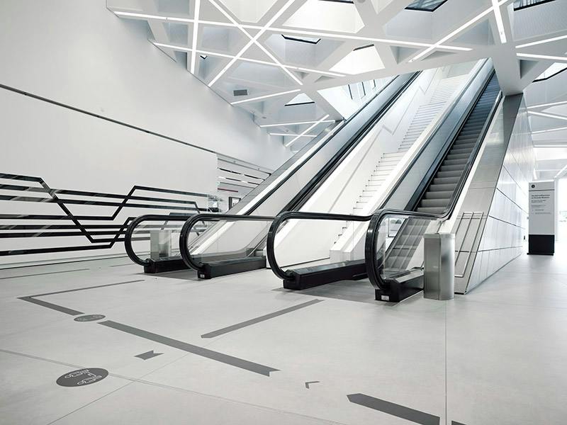 Inennansicht des Porsche Museums mit einemr Rolltreppe