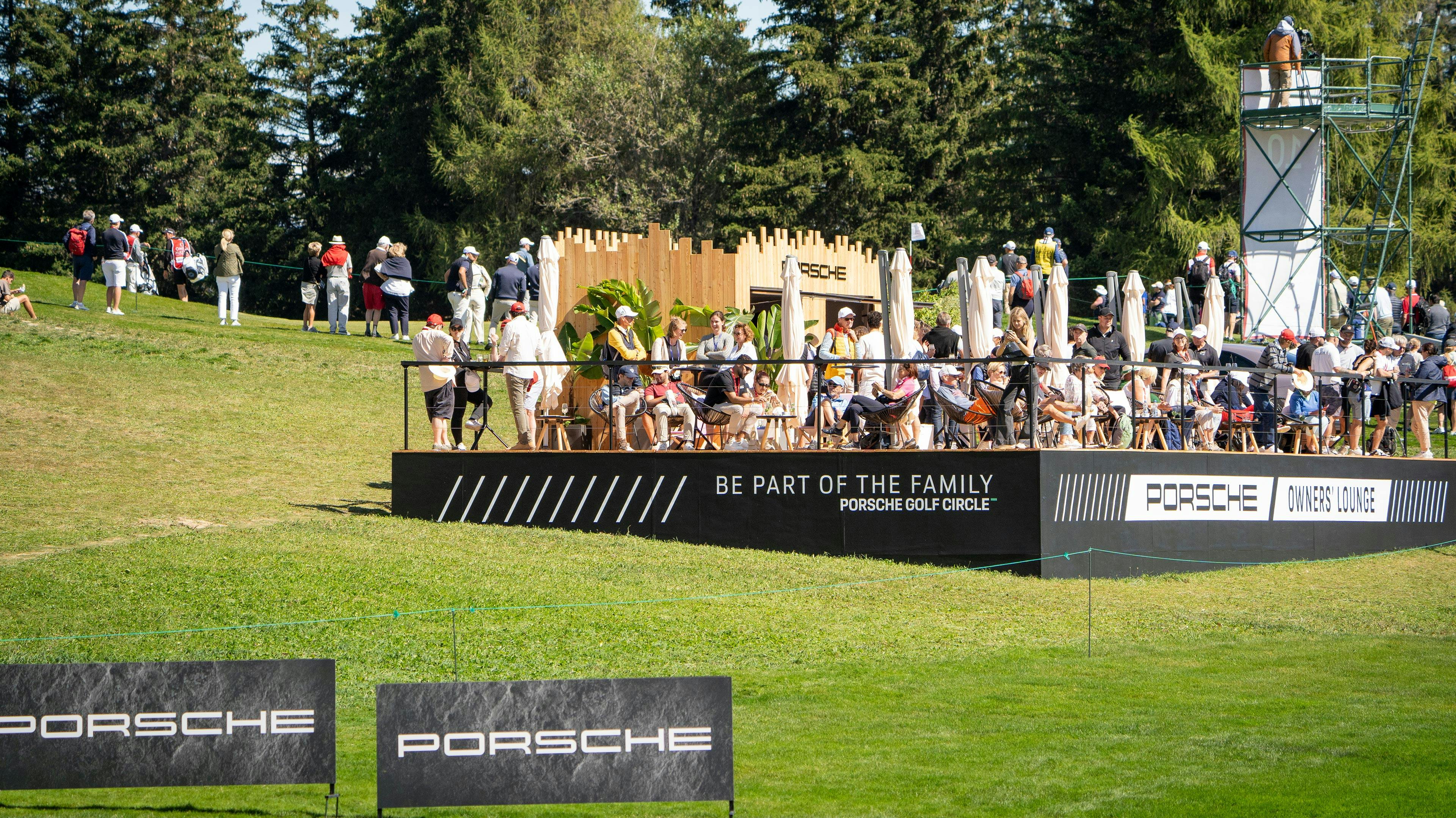 Die volle Porsche Owners‘ Lounge bei bestem Wetter