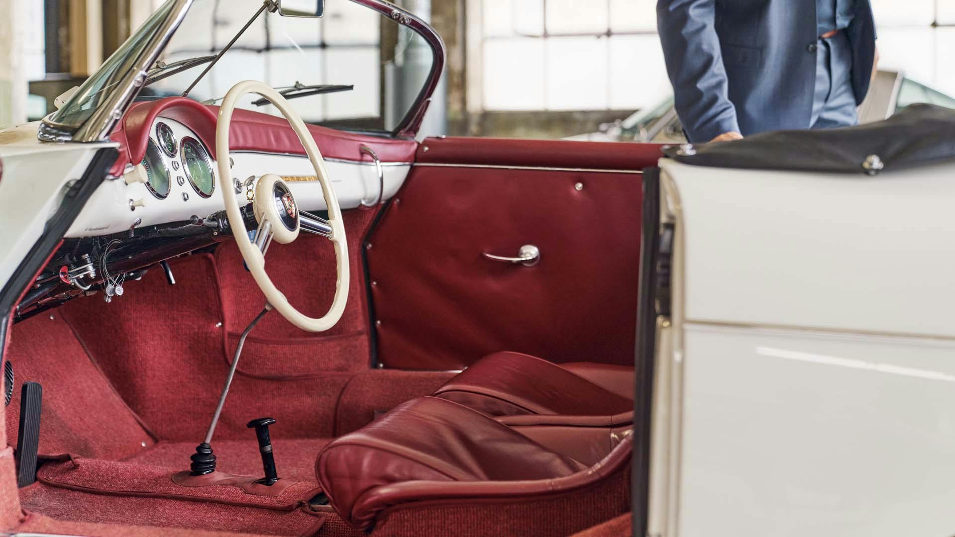 Porsche Speedster 356 Coupé, grand prix weiß, mit geöffneter Tür