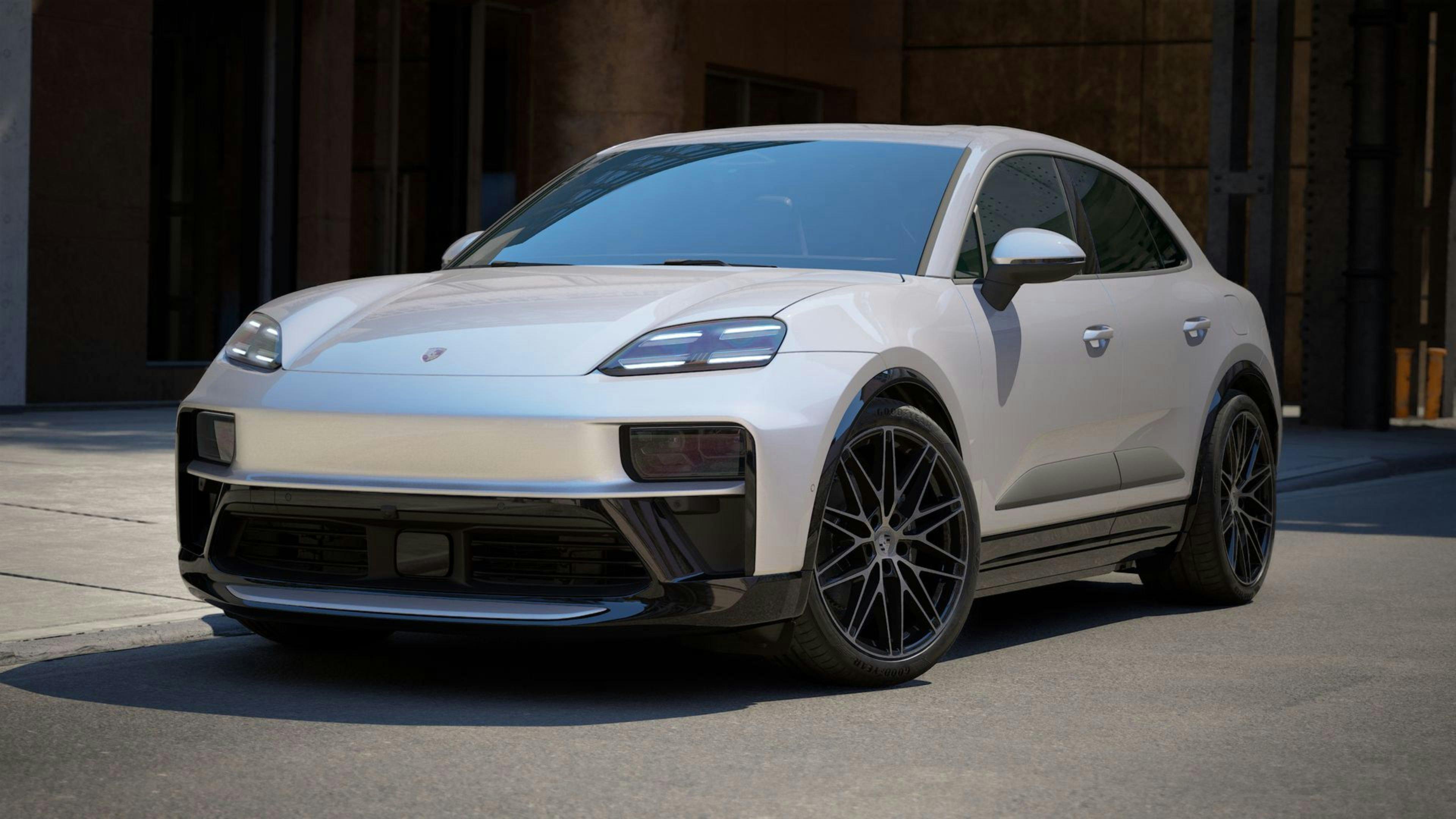 Vista frontale di una Porsche Macan e-motion parcheggiata a bordo strada.