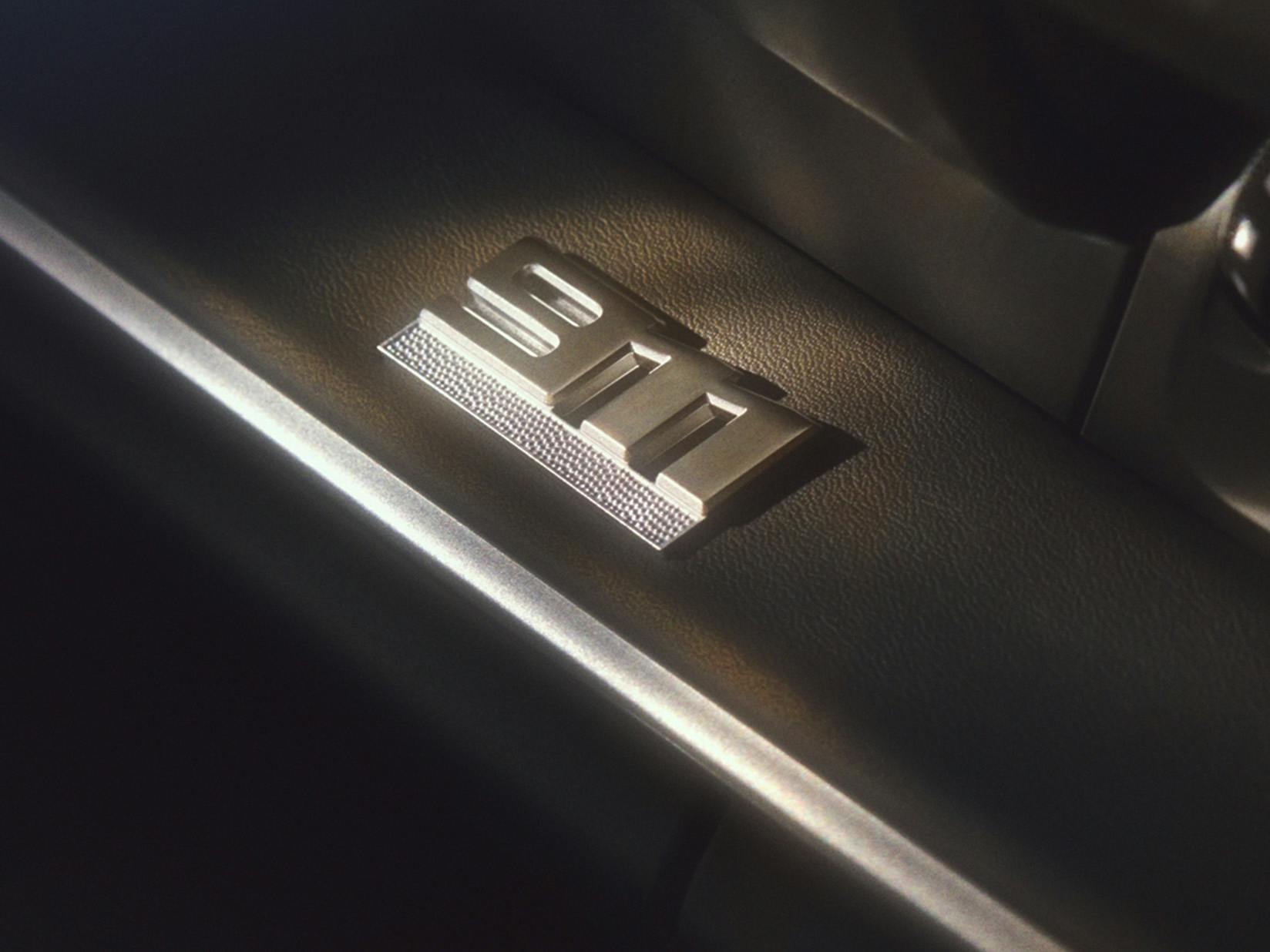 Detailed view of the Silver-coloured '911' badge in a Porsche with Heritage Design Package Pasha.