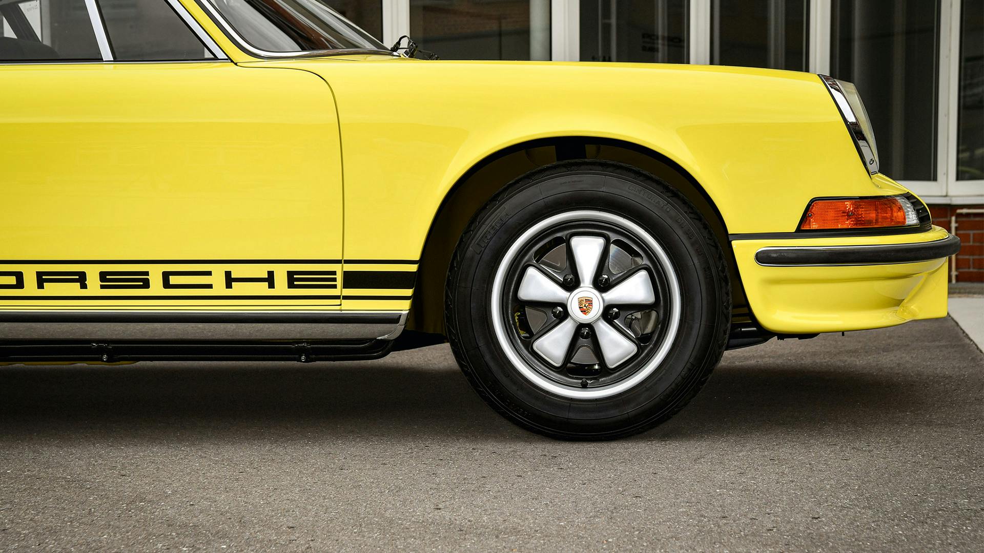 Detailed view: Speed Yellow Porsche, hub cap