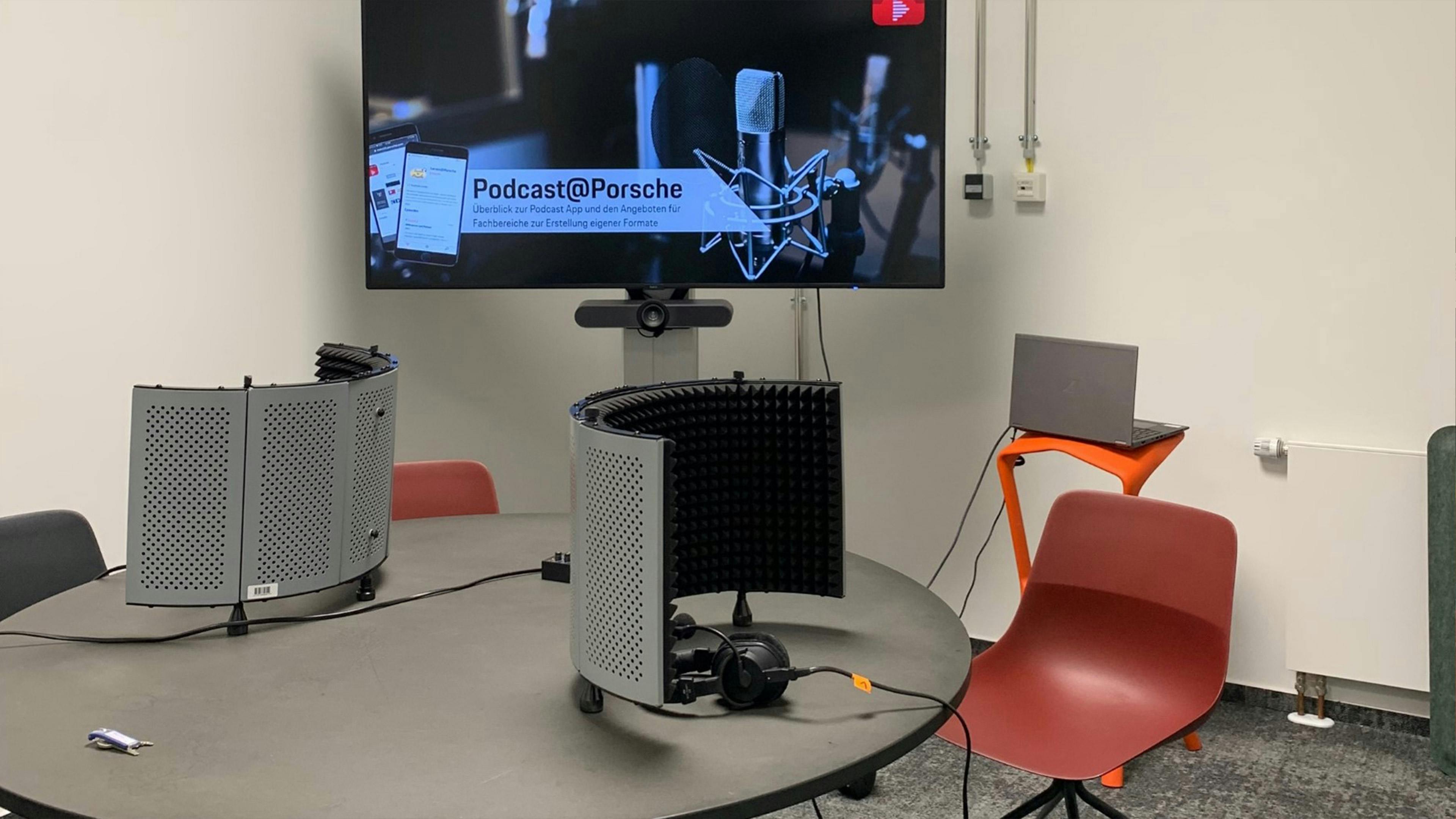 Porsche Mitarbeiterin mit VR-Brille. Das Porsche Podcast Studio. Porsche Mitarbeiter mit Laptops.