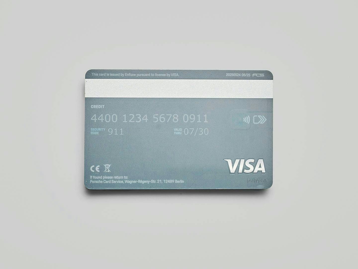 Eine Kartenrückseite der Porsche Card ist abgebildet und zeigt typische Informationen einer Kreditkartenrückseite, darunter das Recycling Symbol