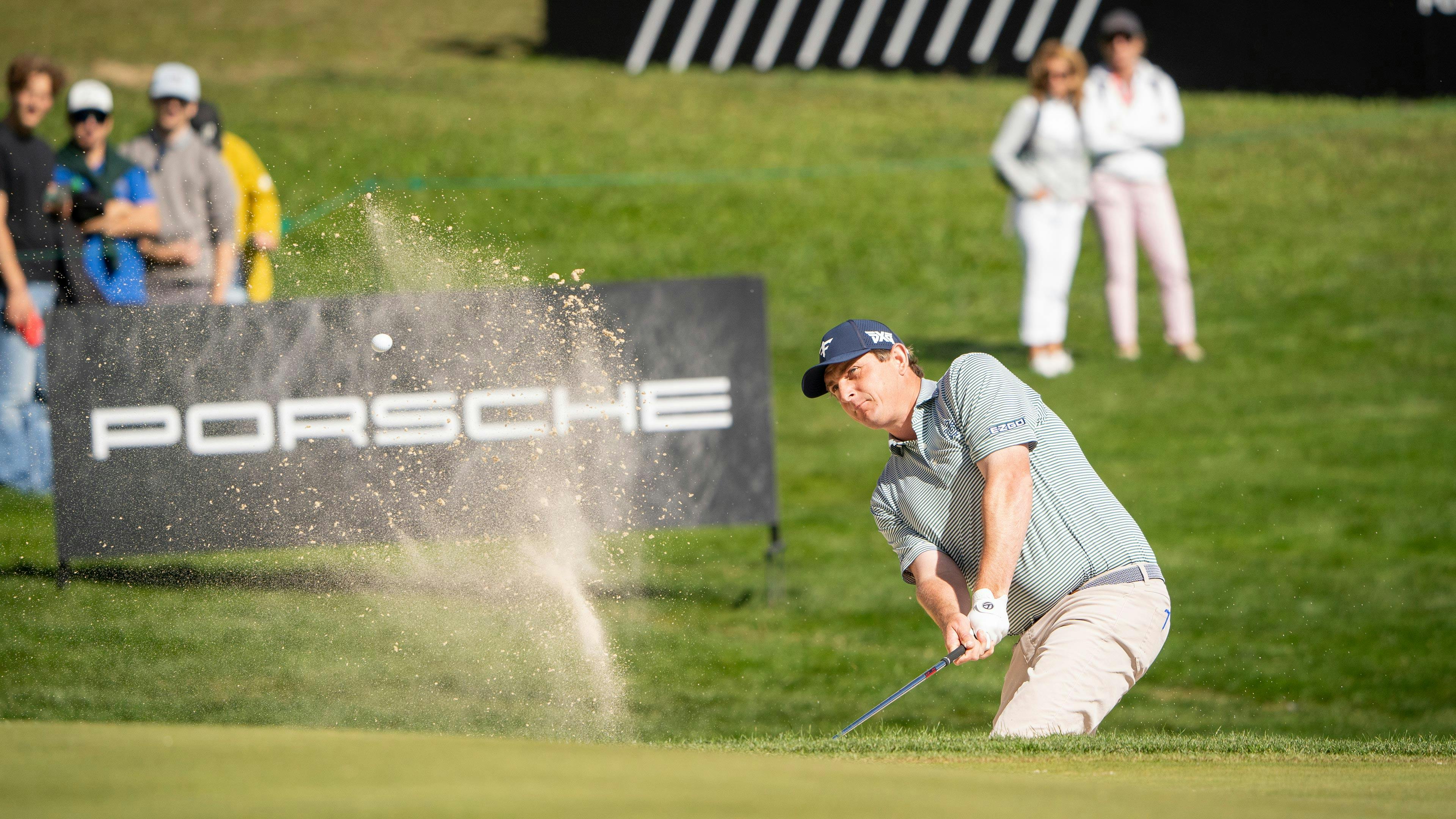 Ein Bunkerschlag vor der Porsche Bande