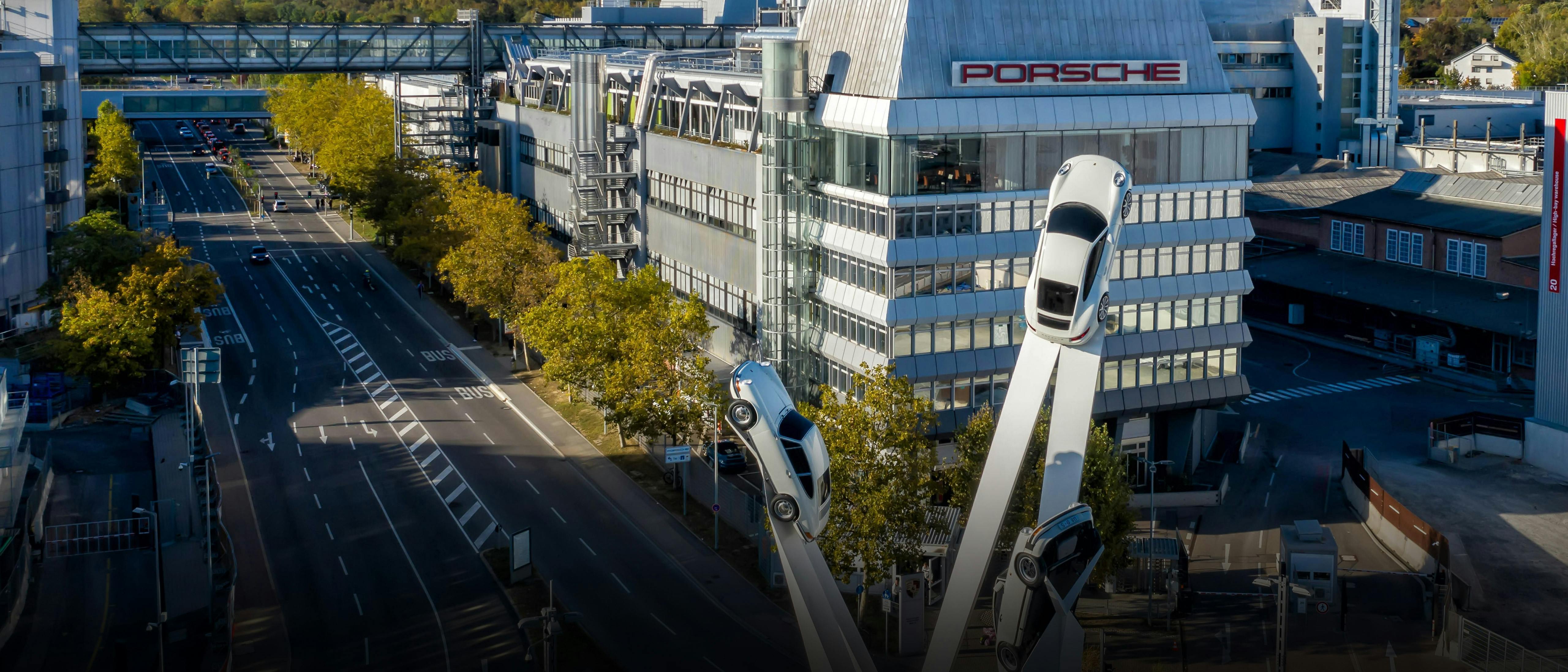 Ein Luftbild in Zuffenhausen von dem ikonischen Porscheplatz und dem Stammwerk Zuffenhausen