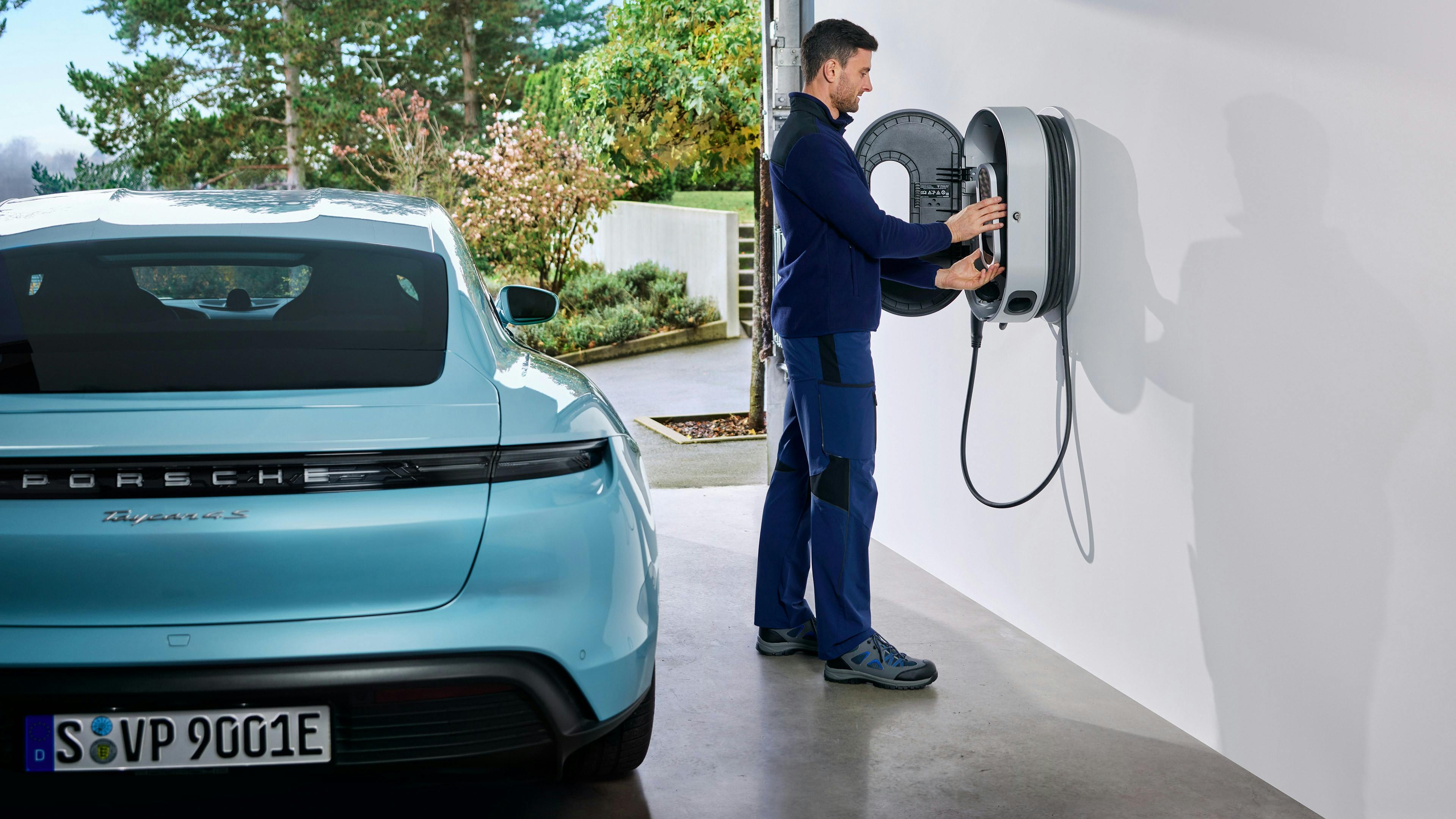 Un électricien réalise l’installation chez un client Porsche.