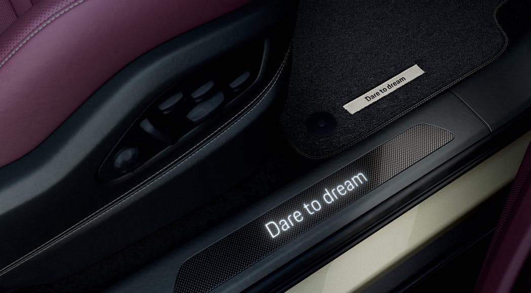 Detailed view of the door entry panel of the Porsche Exclusive Manufaktur Cayenne S.