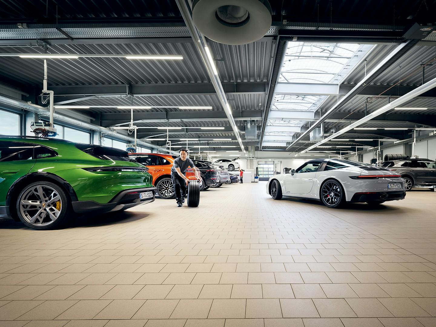 Verschillende Porsche modellen in een werkplaats staan klaar voor de zomerinspectie