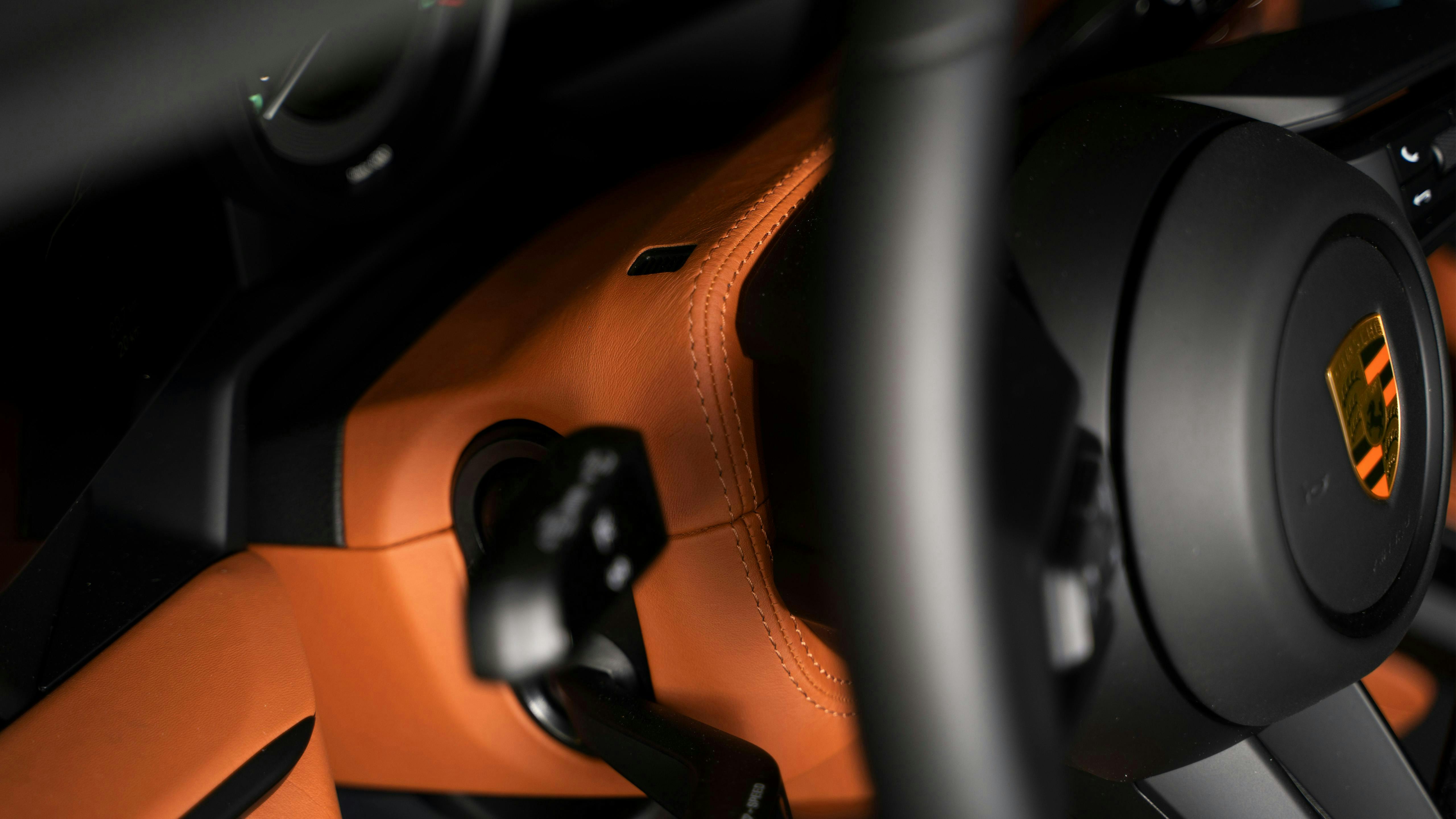 Close up on the black leathered steering wheel and the leather Classic Congac steering wheel hub.