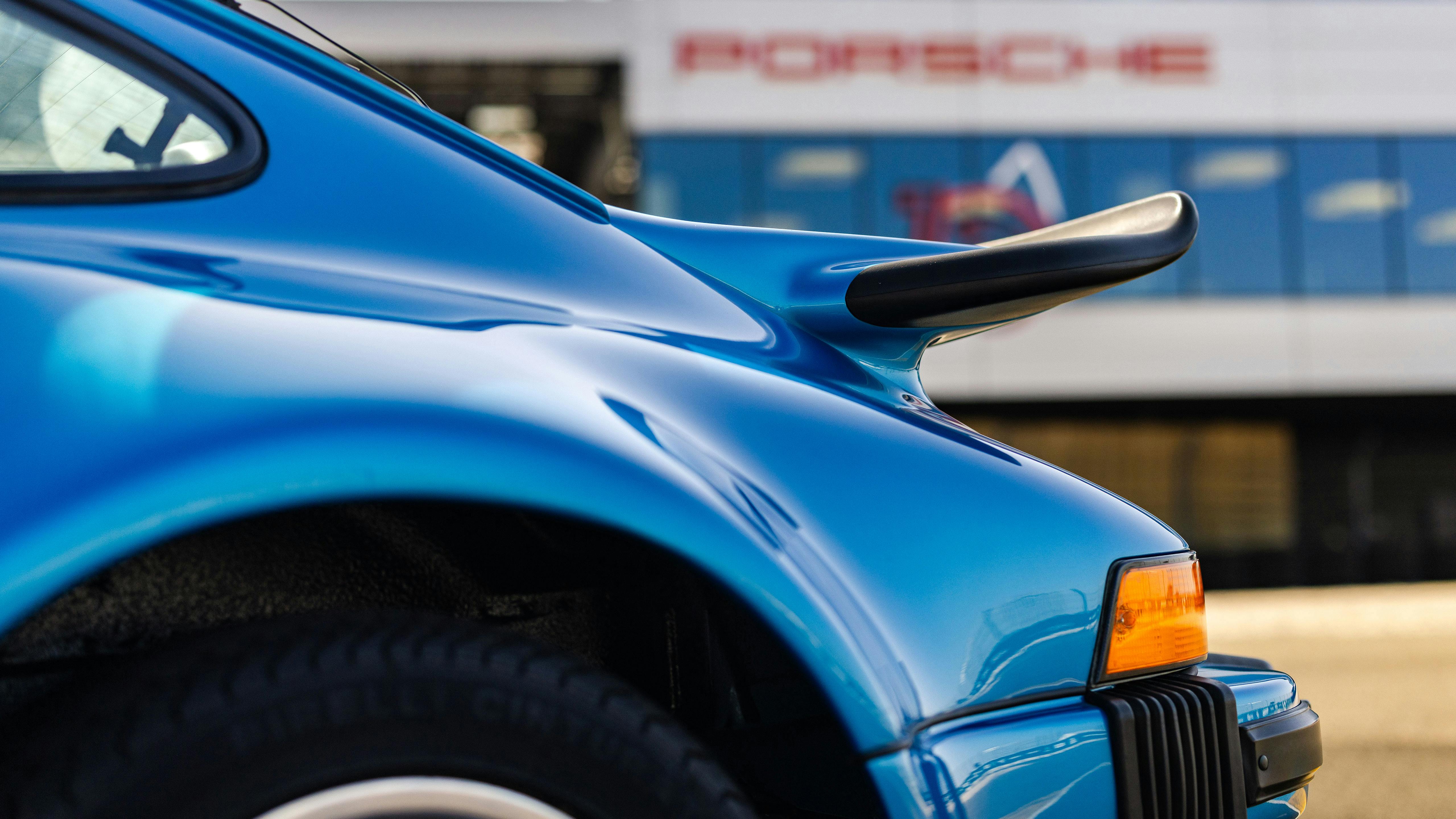Vue arrière d’une porsche 911 turbo devant le PEC