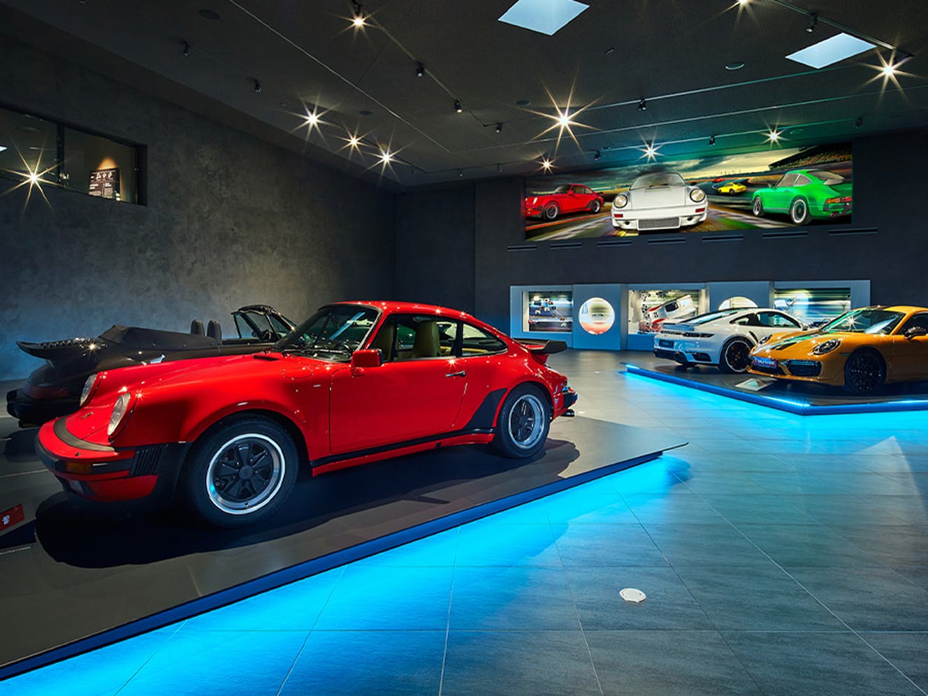 Sala de exposición con algunos modelos Porsche en la TRAUMWERK de Hans-Peter Porsche.