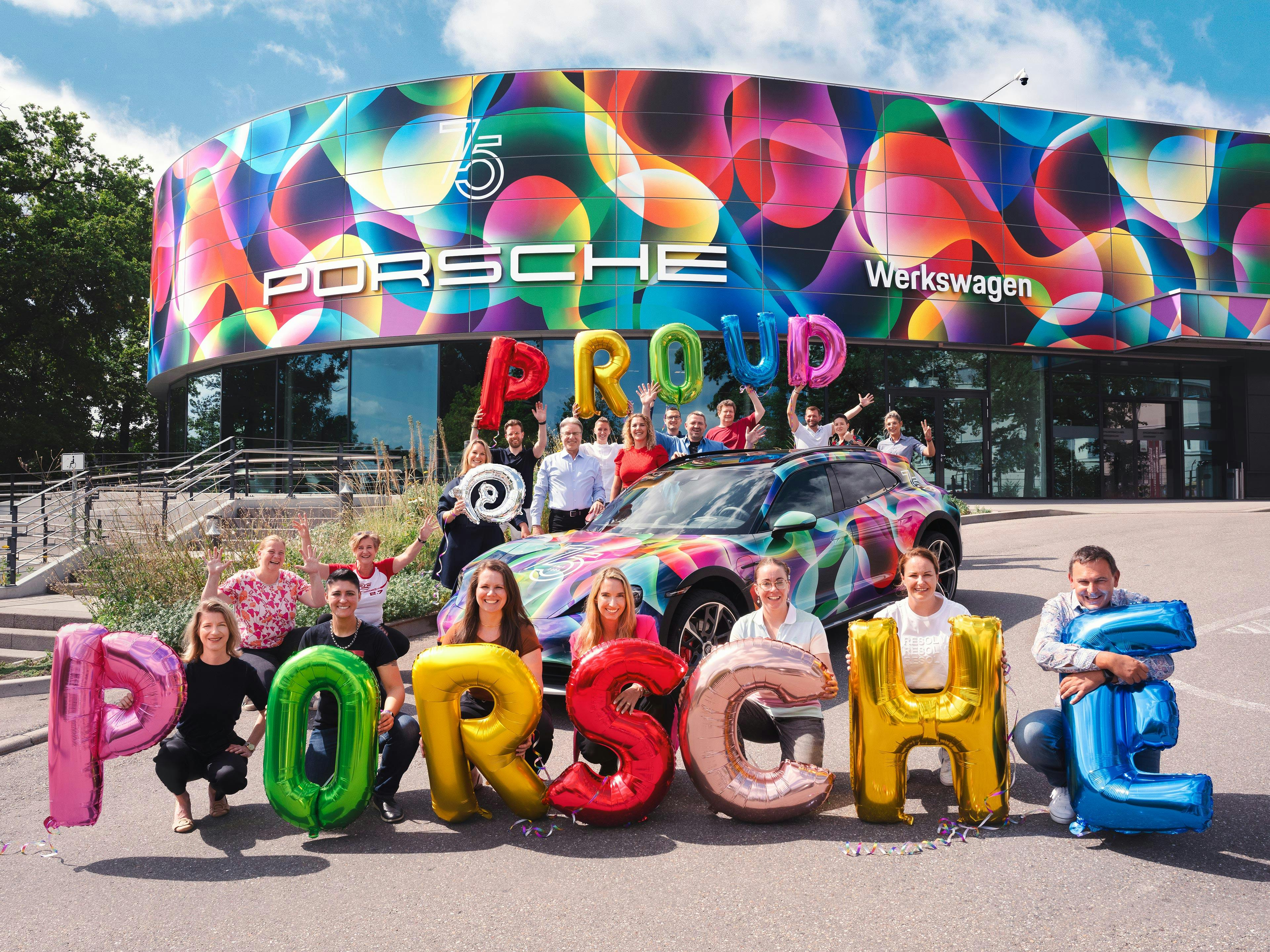 Mehrere Porsche Mitarbeiter feiern die Vielfältigkeit bei Porsche mit vielen bunten Farben.