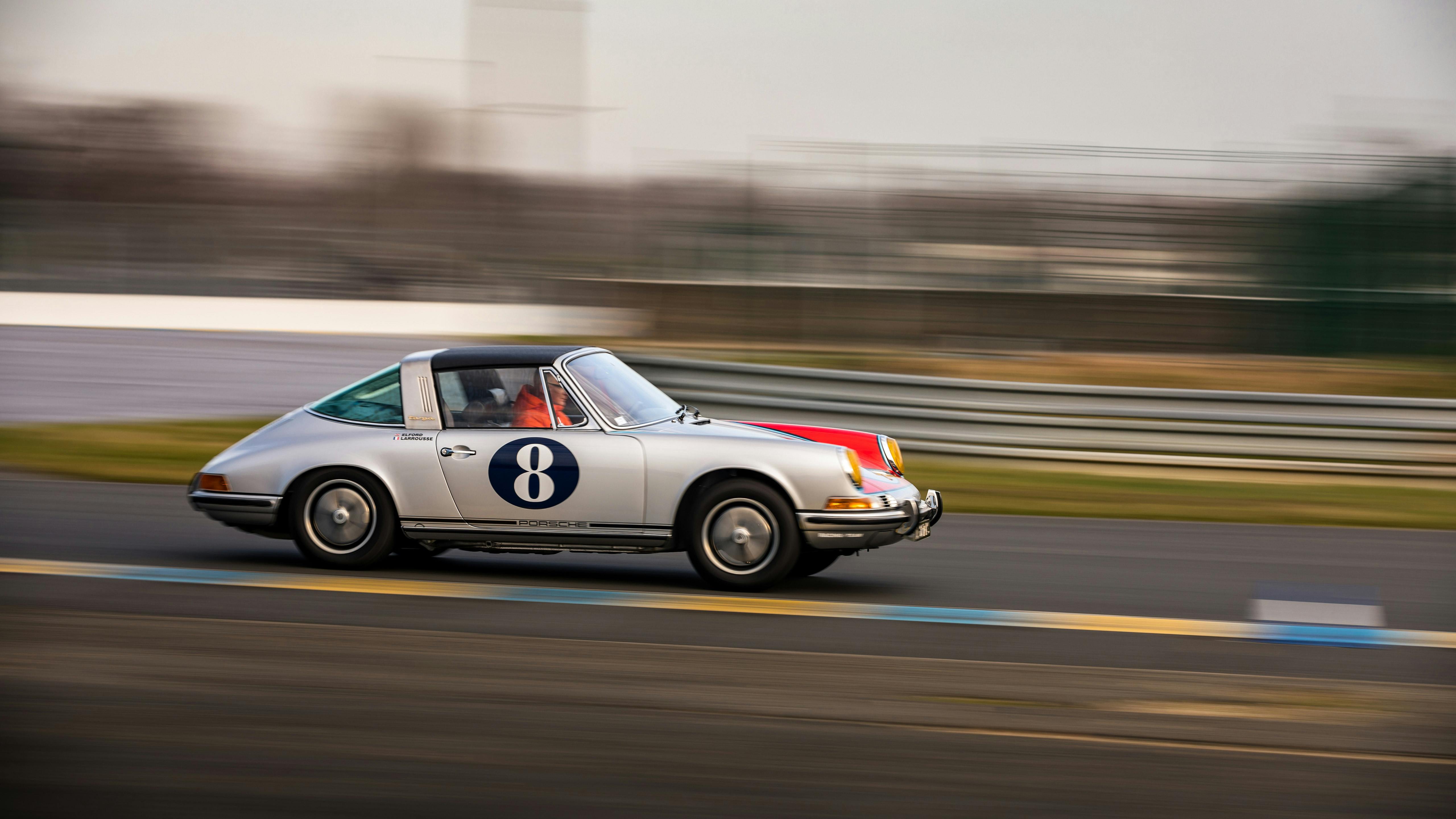 Le véhicule participant roule sur le circuit.