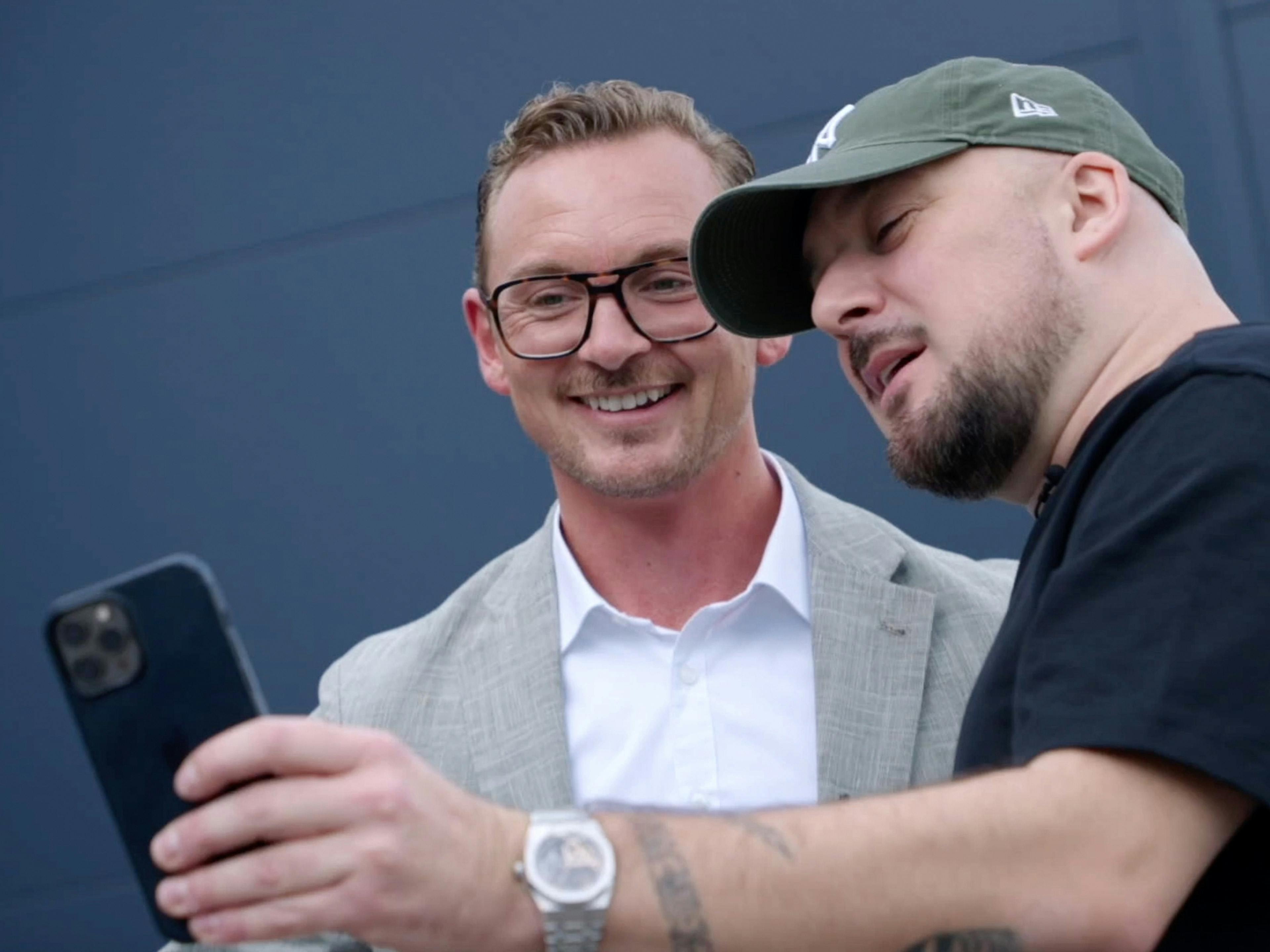 Der Porsche Mitarbeiter Bastian posiert mit Rapper Kool Savas für ein Foto.