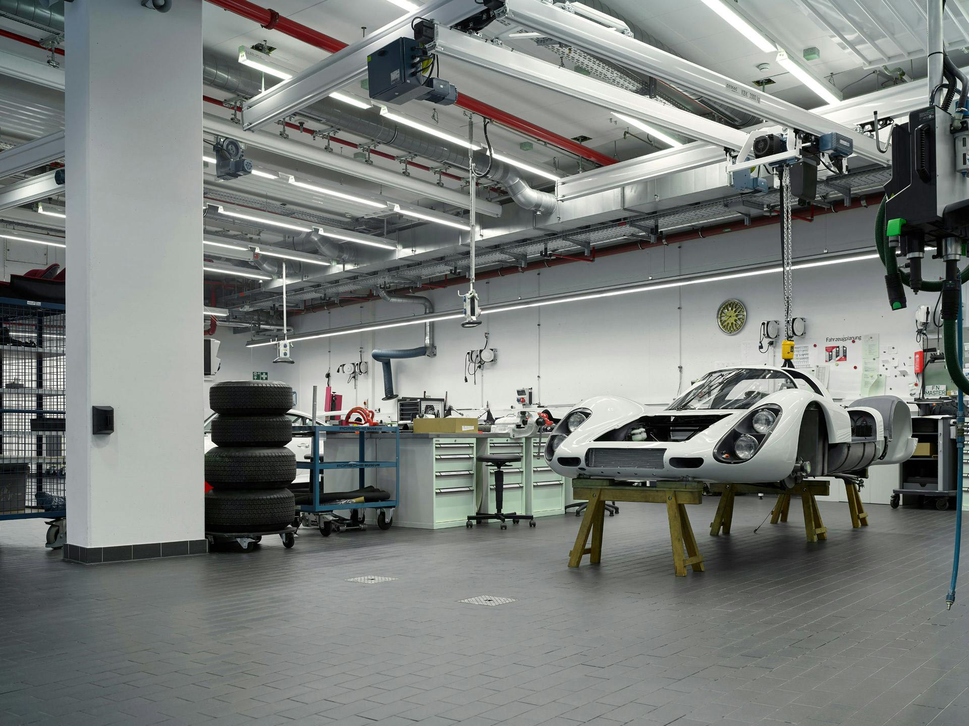Eine Karosserie eines Porsche Fahrzeugs in der Porsche Museums Werkstatt