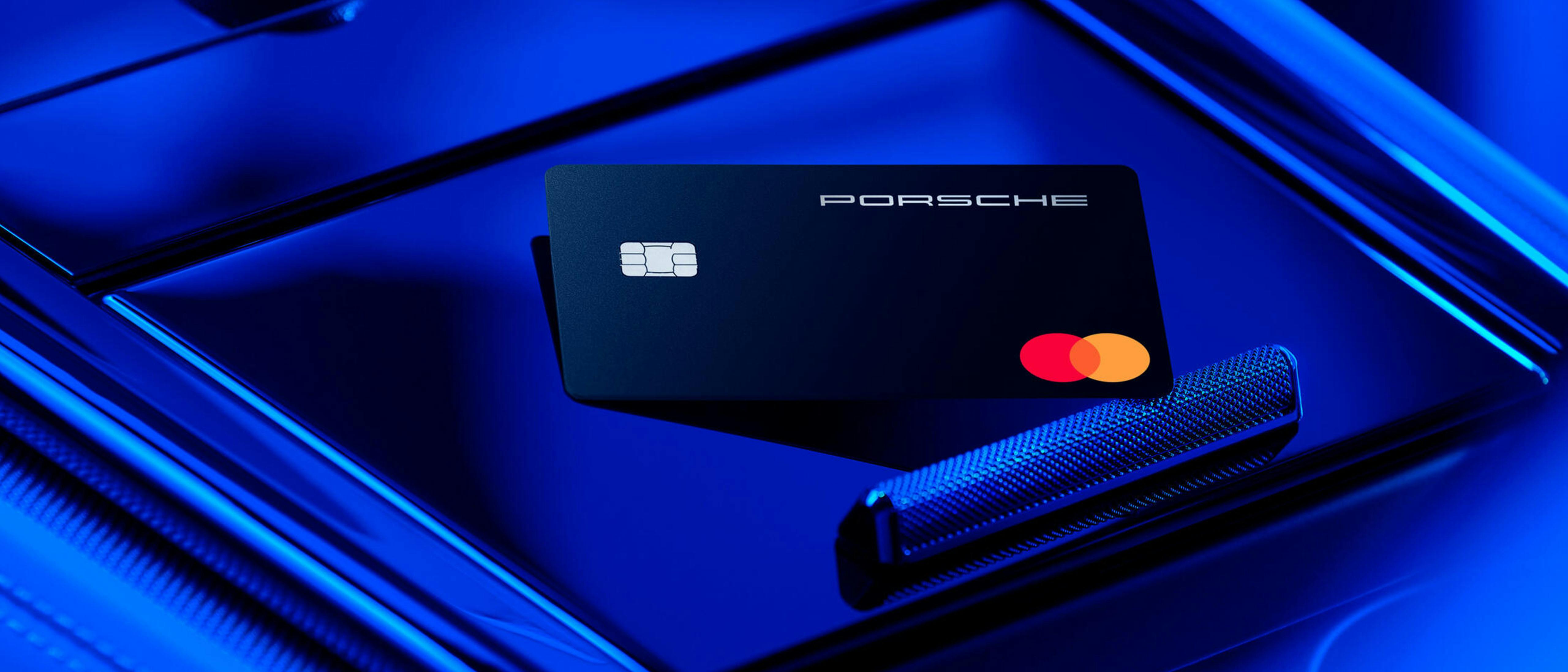Porsche Mastercard mot blå bakgrund.