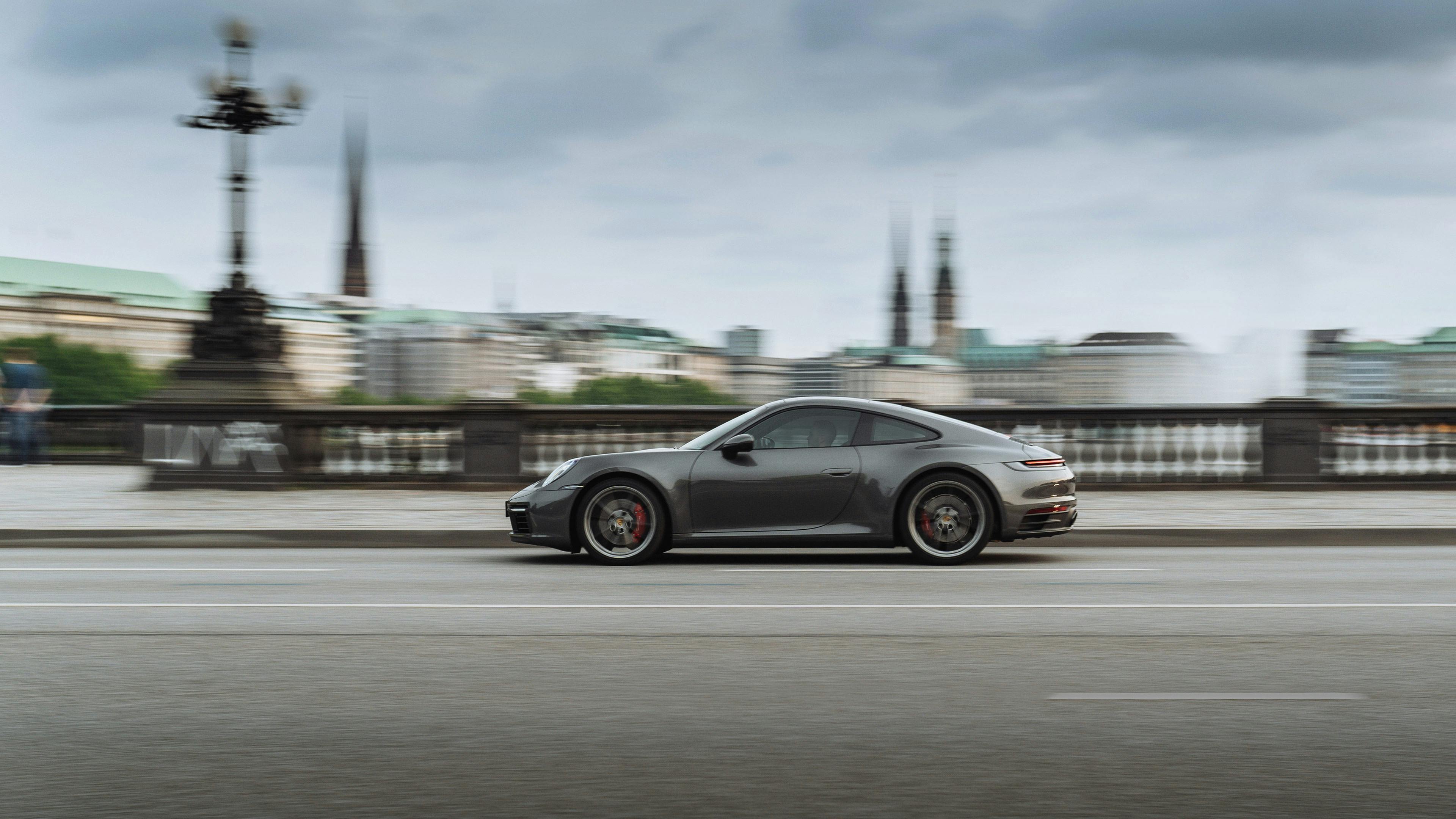 街中を駆け抜けるポルシェ 911 モデル。
